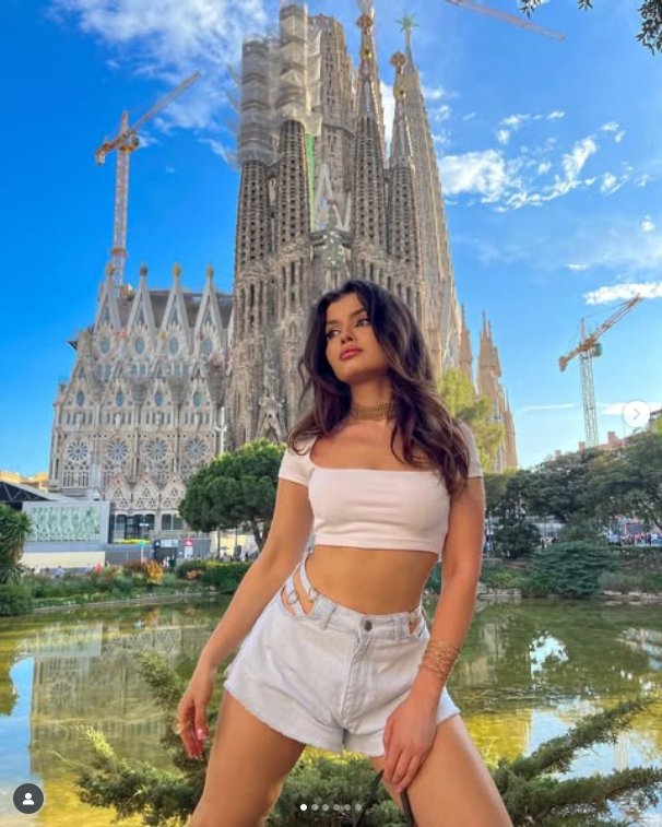 Flavia Barbu, influencer, inspiră prin curajul cu care își spune povestea luptei cu pierderea auzului: „A fost greu să mă accept”