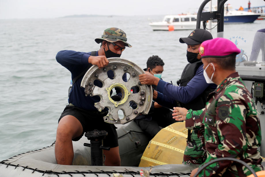 Misiune cumplită pentru scafandrii din Indonezia trimiși la locul prăbușirii avionului. Echipele de salvare au scos din mare haine de copii