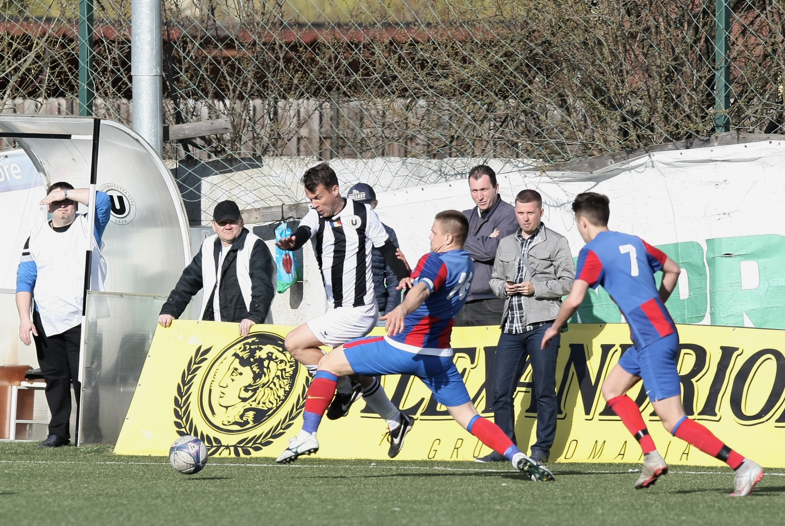 Șeful FRF, Răzvan Burleanu, a văzut cu ochii lui ce înseamnă spiritul U Cluj. ”Șepcile roșii” au făcut spectacol cu ”Steaua” | FOTO&VIDEO