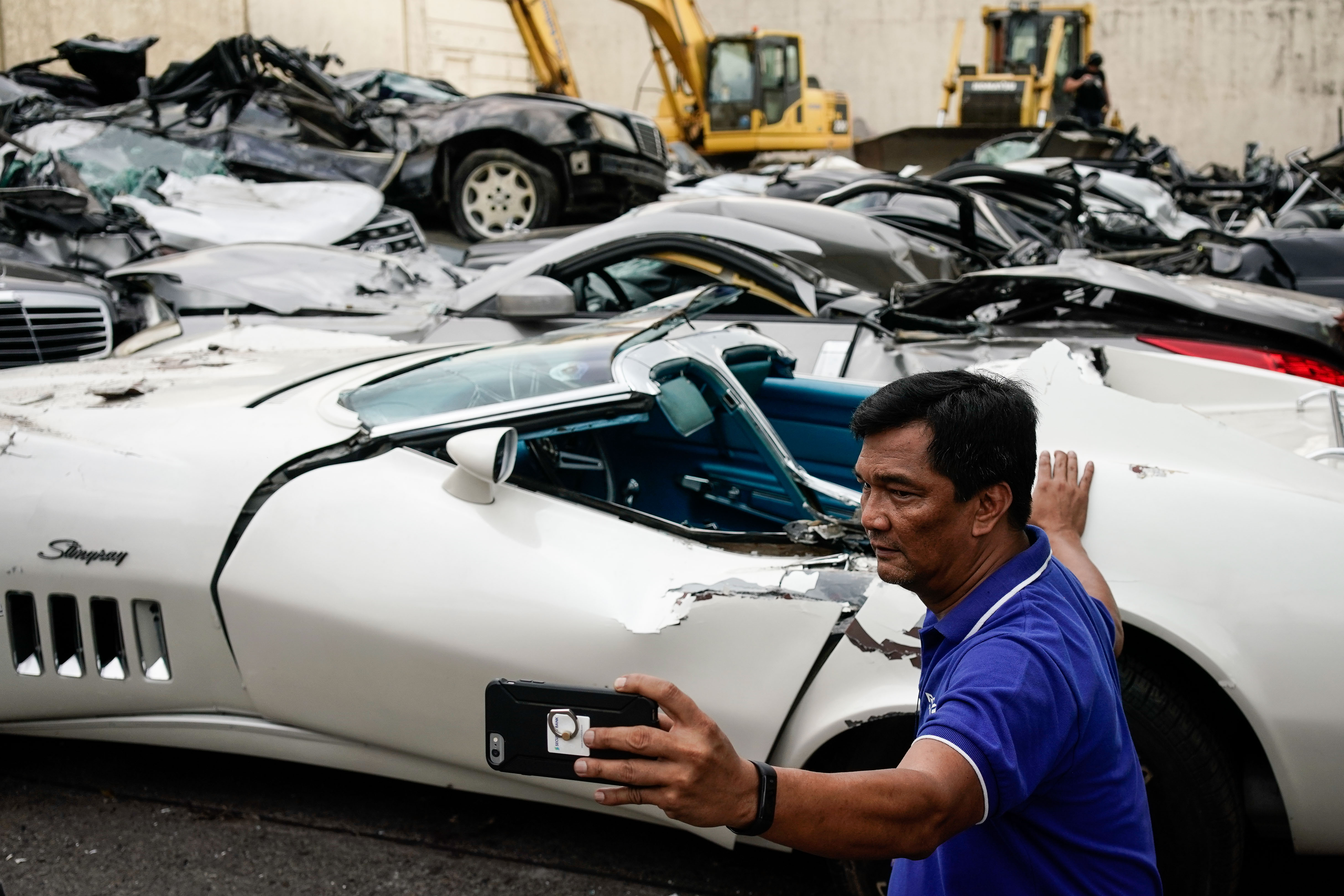FOTO | Autoritățile filipineze au distrus zeci de mașini de lux