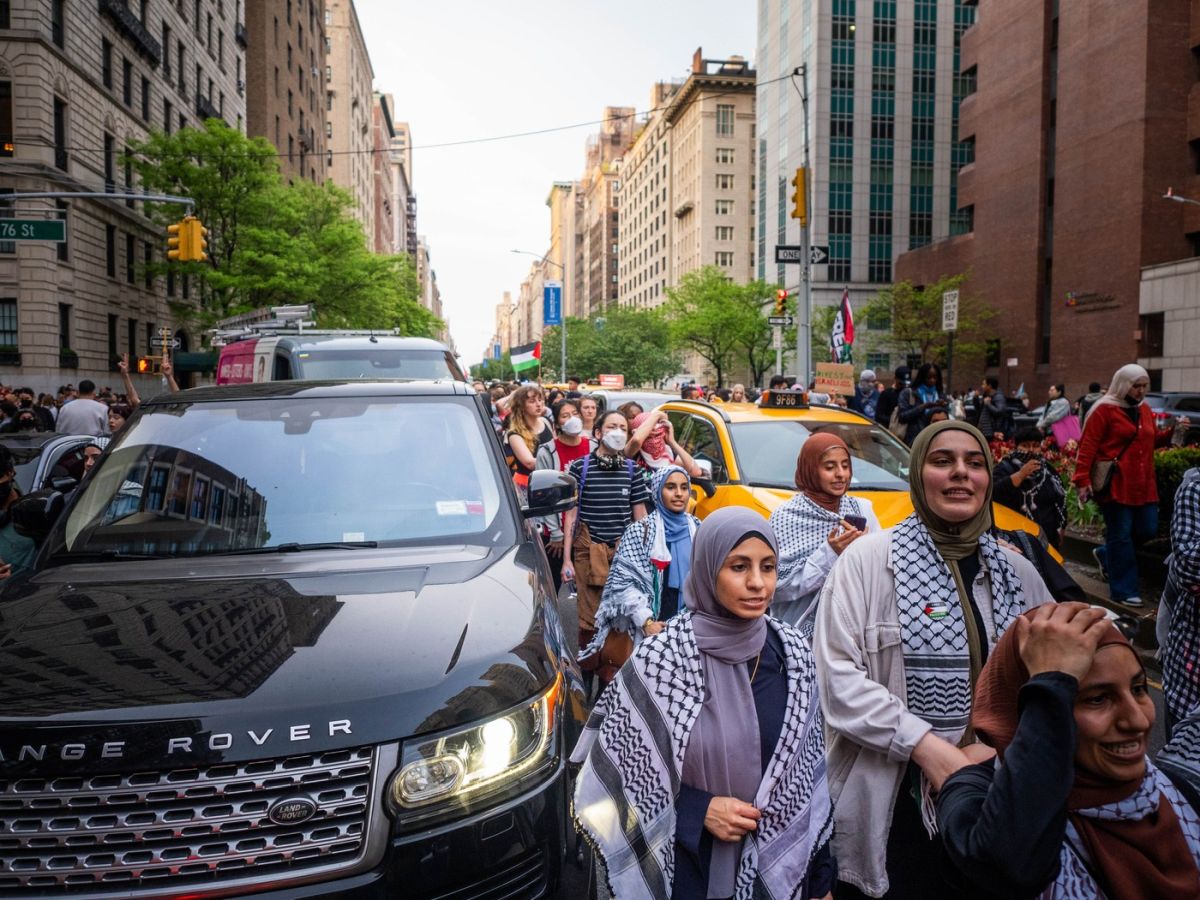 Manifestație pro-palestiniană în apropiere de Met Gala de la New York. Mai multe persoane au fost arestate