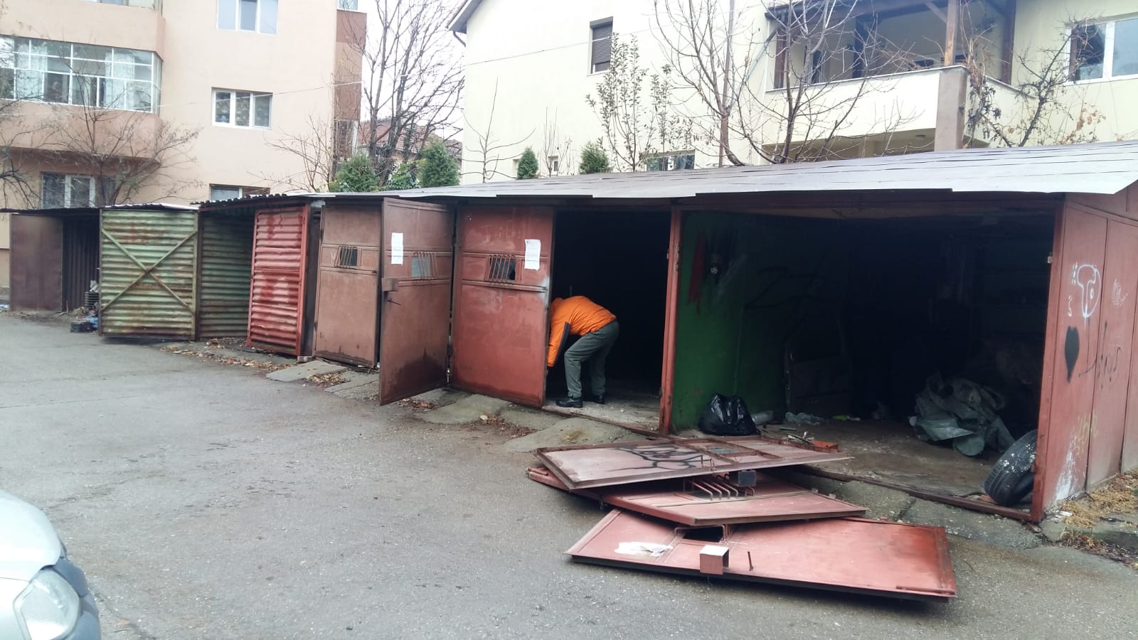 Focare de infecție între blocurile unui mare oraș din România! Oamenii au transformat garajele în depozite de murături, grătare și vechituri; primăria le demolează