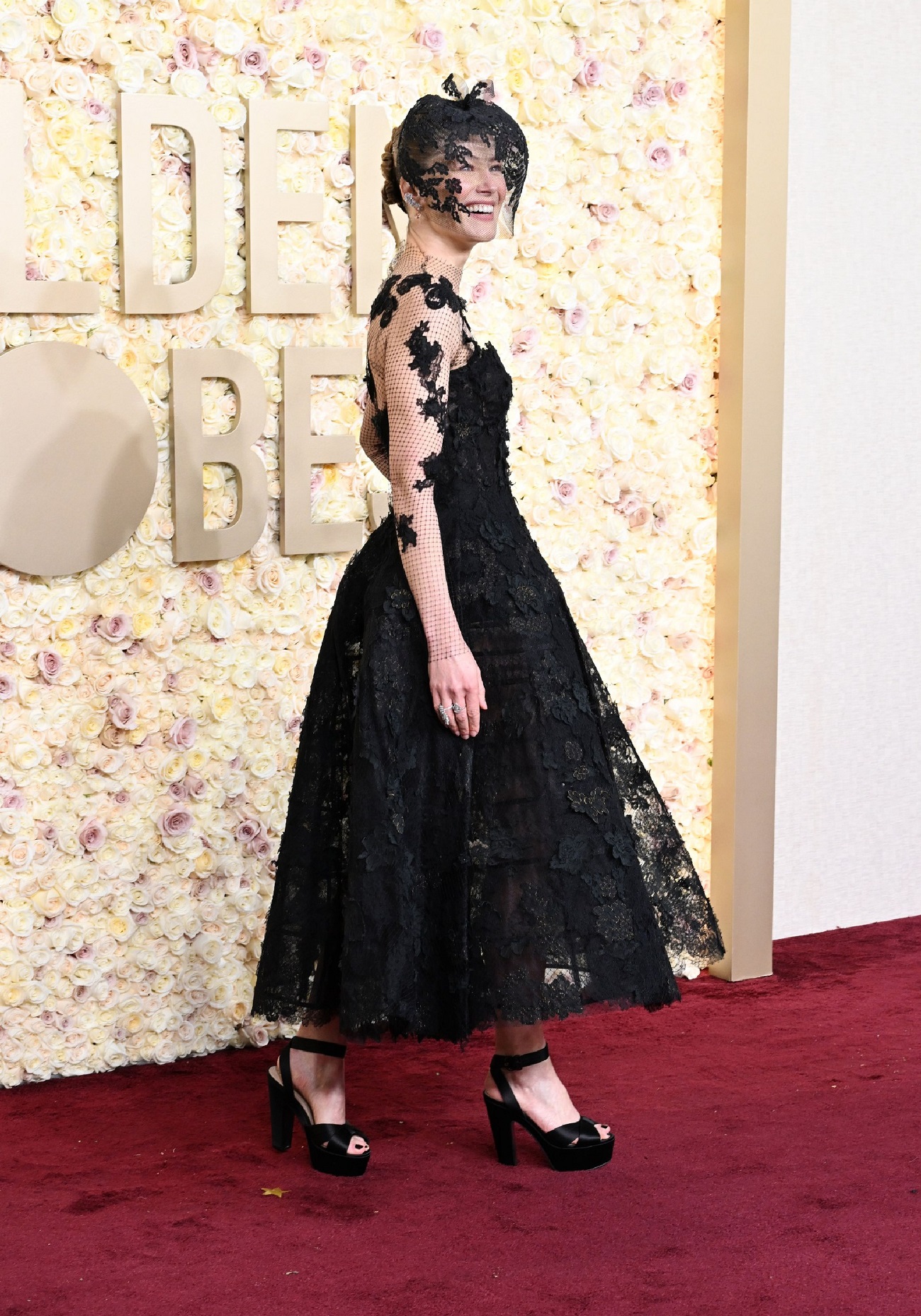 Rosamund Pike, apariție excentrică la Globurile de Aur. Și-a ascuns chipul, pe care l-a avut „complet distrus" în urma unui accident