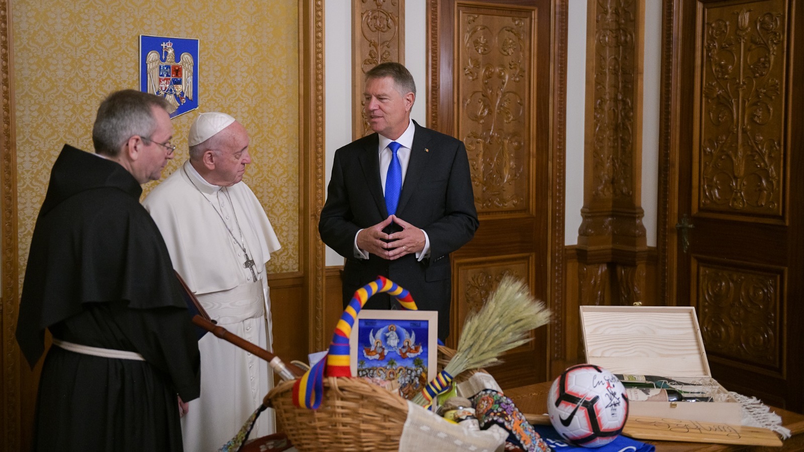 Cadourile primite de Papa Francisc de la Klaus Iohannis. Obiectele reprezintă toate regiunile României / FOTO&VIDEO