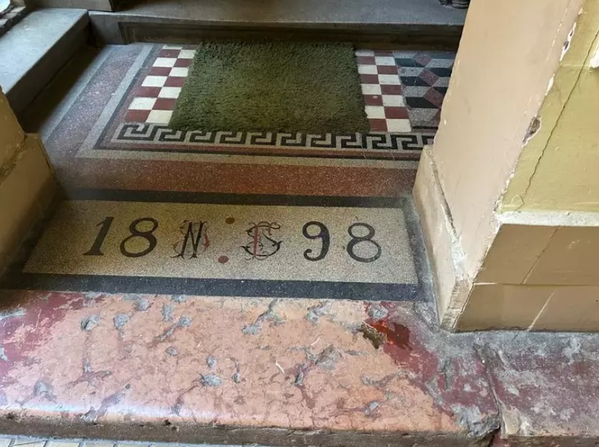 Imagini exclusive din casa în care locuiește Anna Szeles, fosta soție a lui Florin Piersic. Apartamentul din Budapesta este plin de fotografii și amintiri