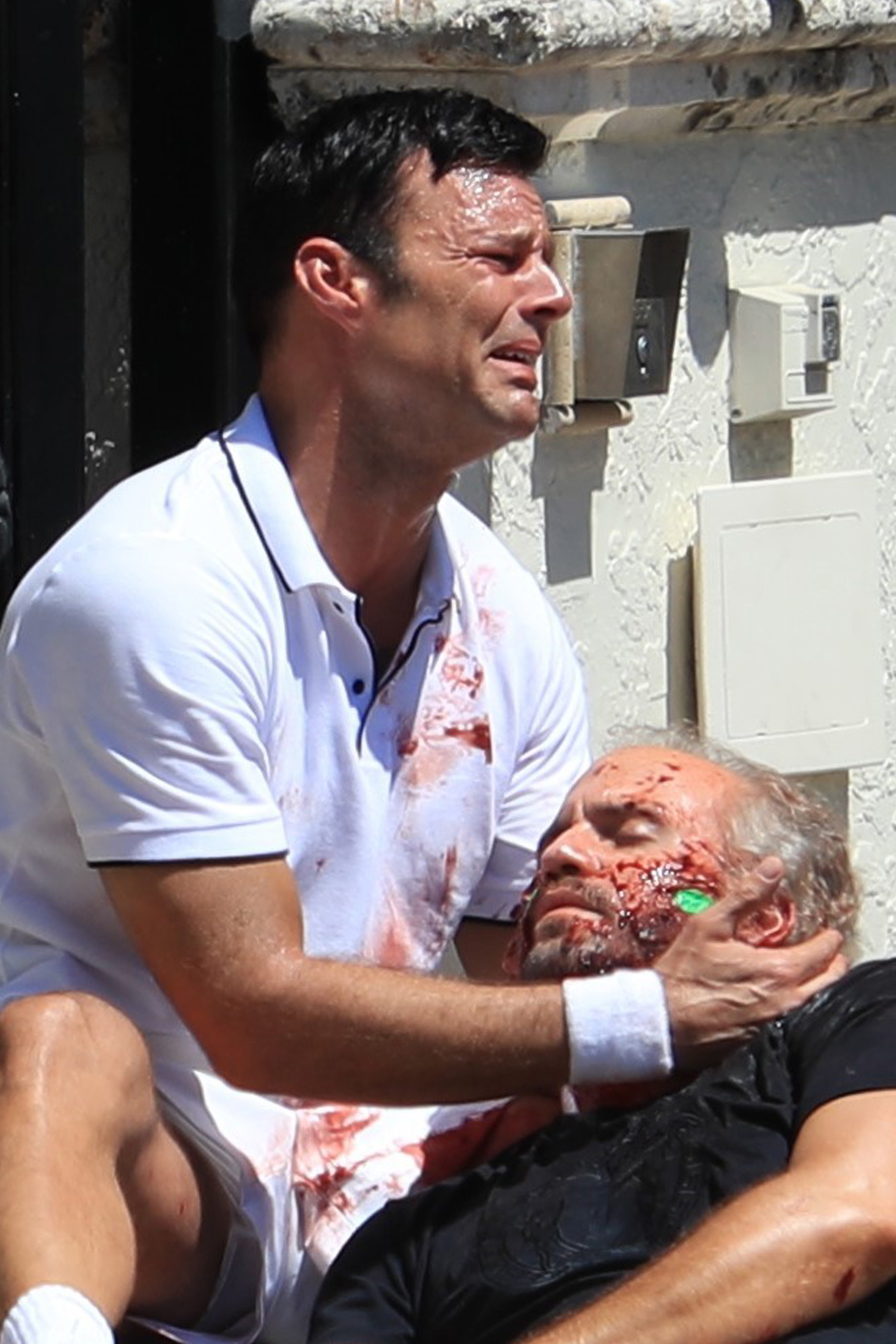 Imaginile cutremurătoare care au făcut înconjurul lumii. Ricky Martin strânge la piept trupul neînsuflețit al iubitului său