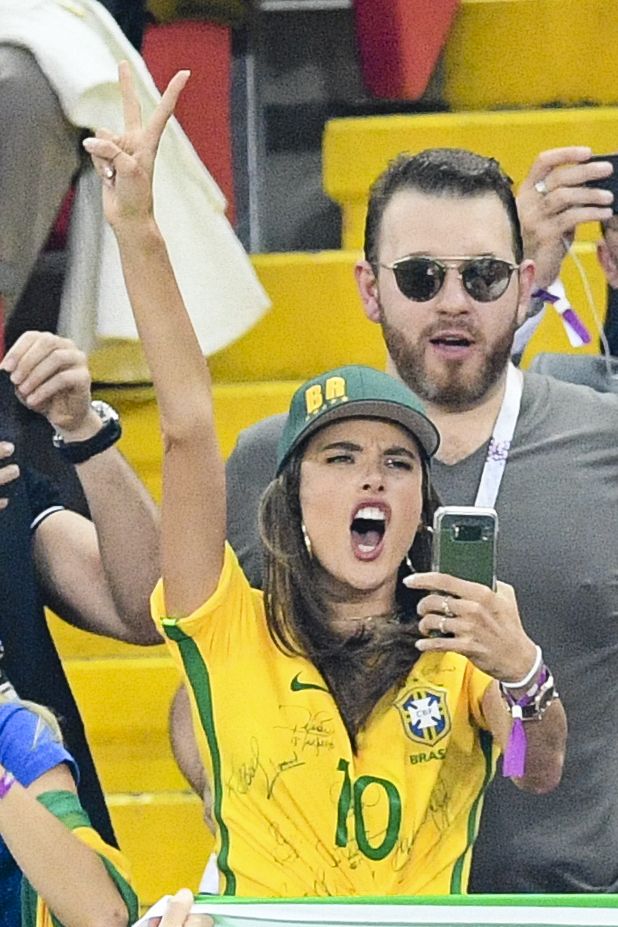Fotbaliștii din naționala Braziliei sunt susținuți de iubite, soții și fotomodele celebre la Cupa Mondială de fotbal 2018 / GALERIE FOTO