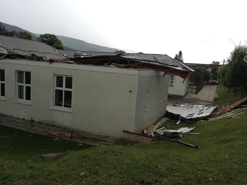 Acoperișul unei școli din Poiana Țapului, Prahova, a fost smuls de vijelie. „A fost o tornadă”
