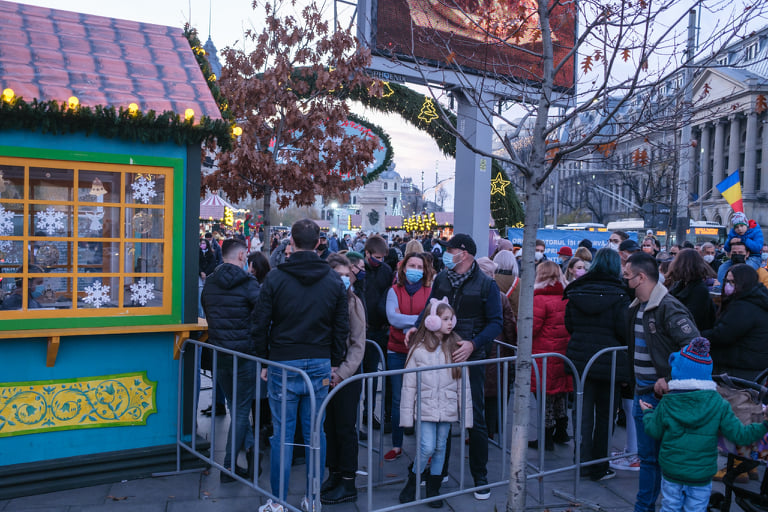 Cozi și aglomerație la târgurile de Crăciun din țară. Imagini din Sibiu, Cluj-Napoca și București