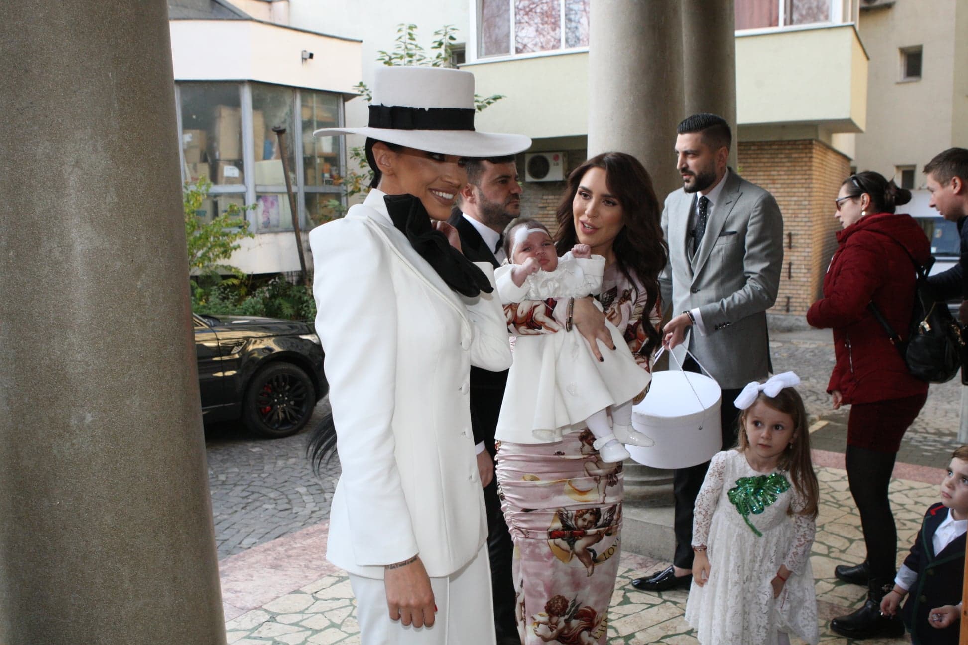 FOTO - Adelina Pestrițu și-a botezat fetița, pe Zenaida! Ce ținute a ales pentru marele eveniment