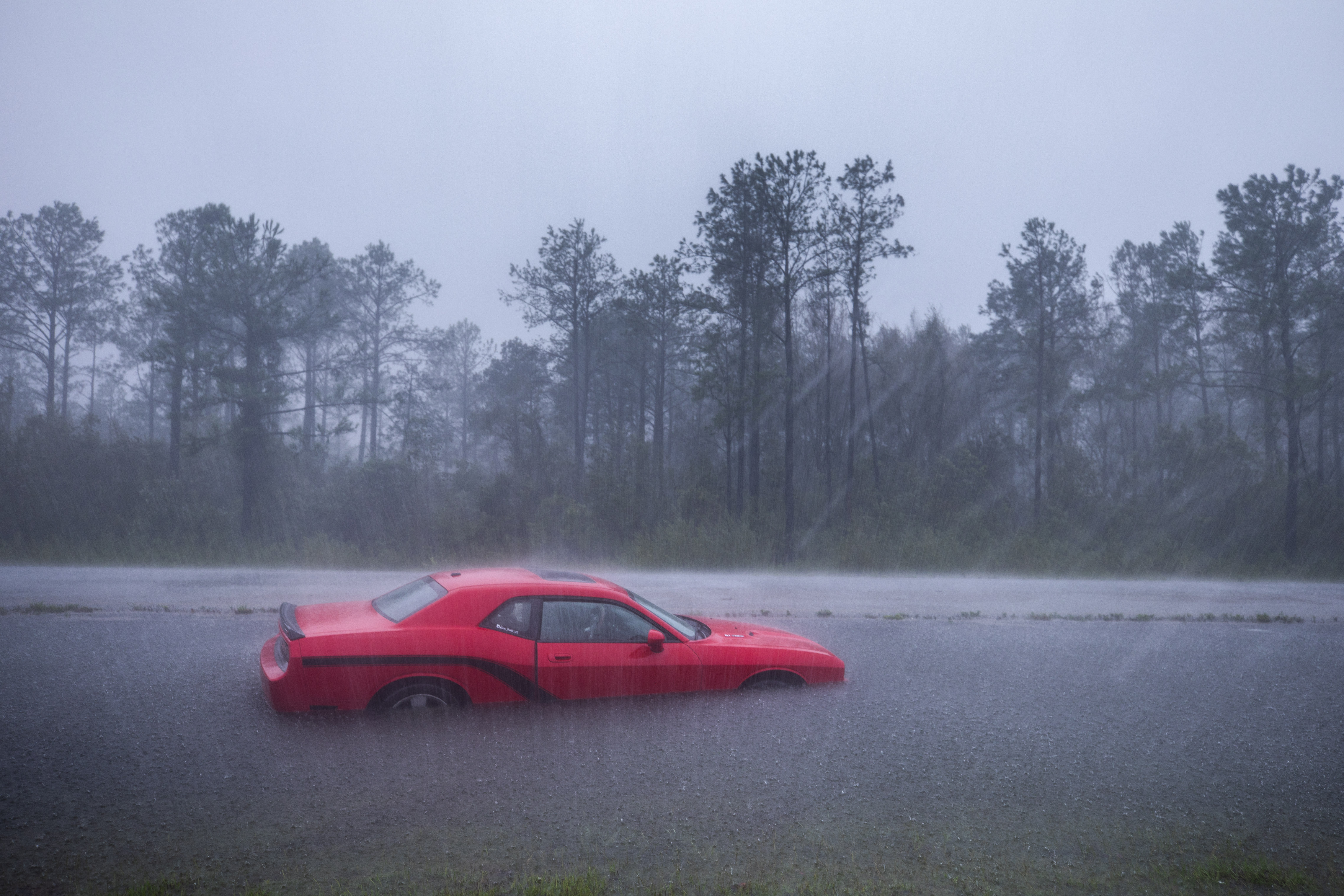 Cel puțin 13 persoane au murit în primele două zile după ce uraganul Florence a lovit coasta americană