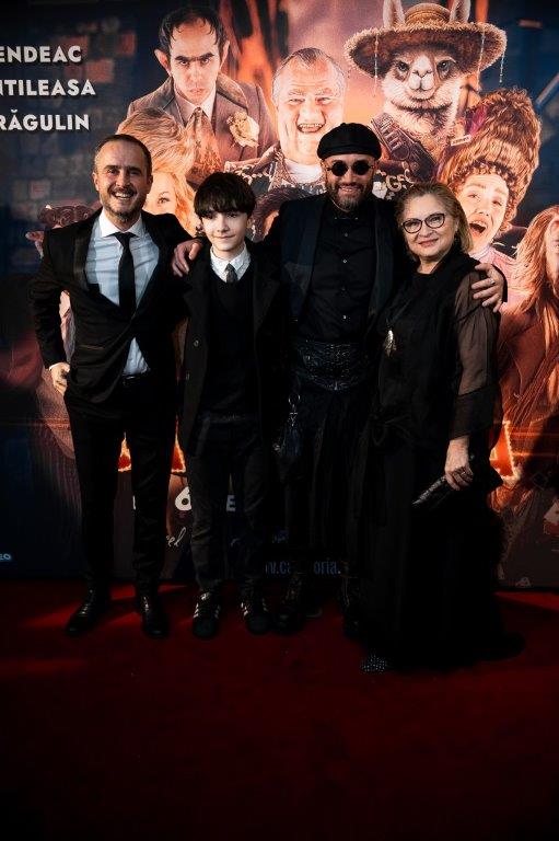 Cine l-a ajutat pe Mihai Bendeac să se îmbrace în fustă la premiera filmului „Căsătoria”. Ținutele purtate de ceilalți actori