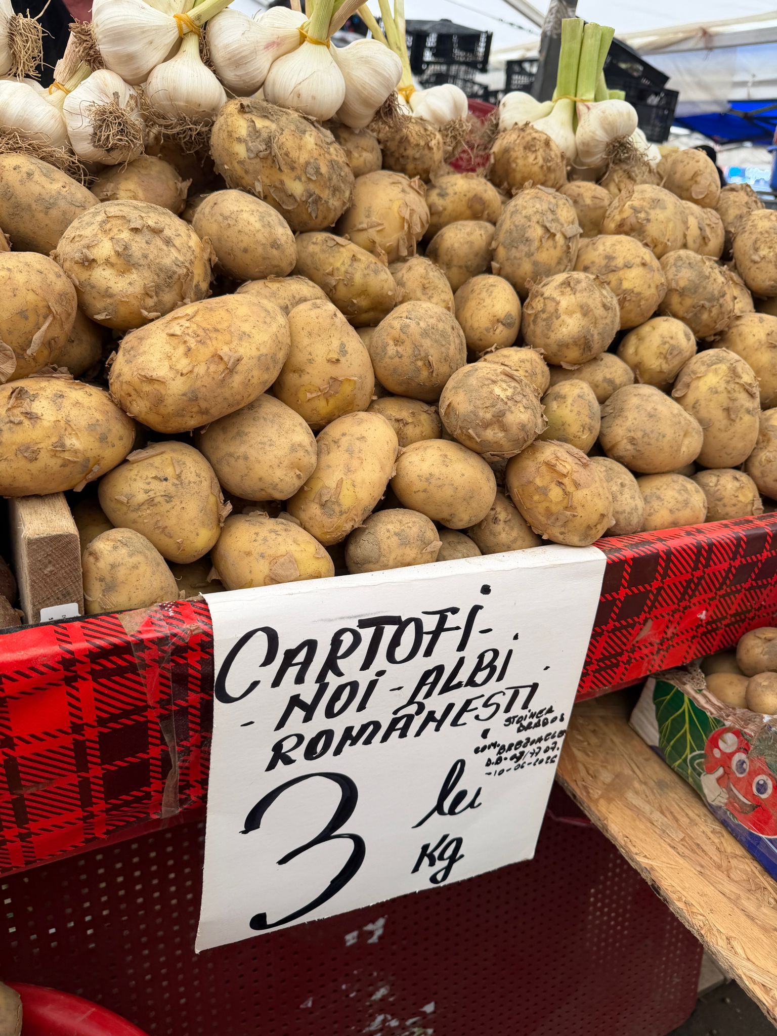 Cât costă legumele românești în Piața Obor. Prețurile pentru roșii, castraveți, cartofi, ardei, ceapă și fasole