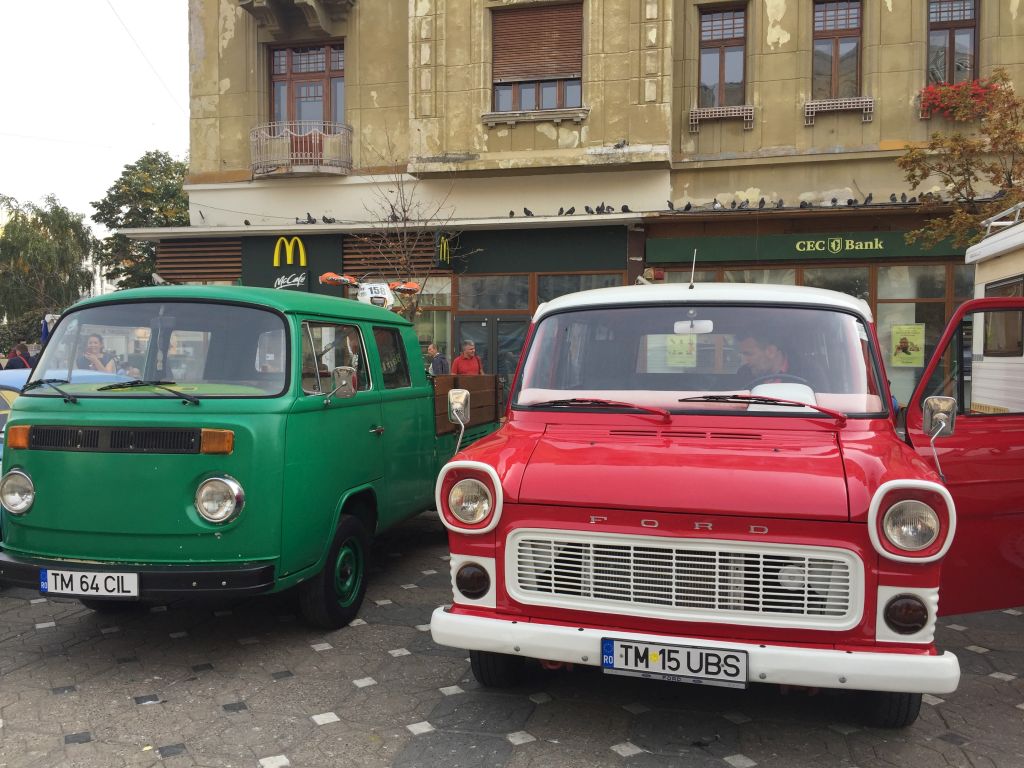 Mașina folosită de Robert Redford în filmul Havana, la Timișoara. E o replică, dar bijuteria a făcut furori printre iubitorii de mașini de epocă