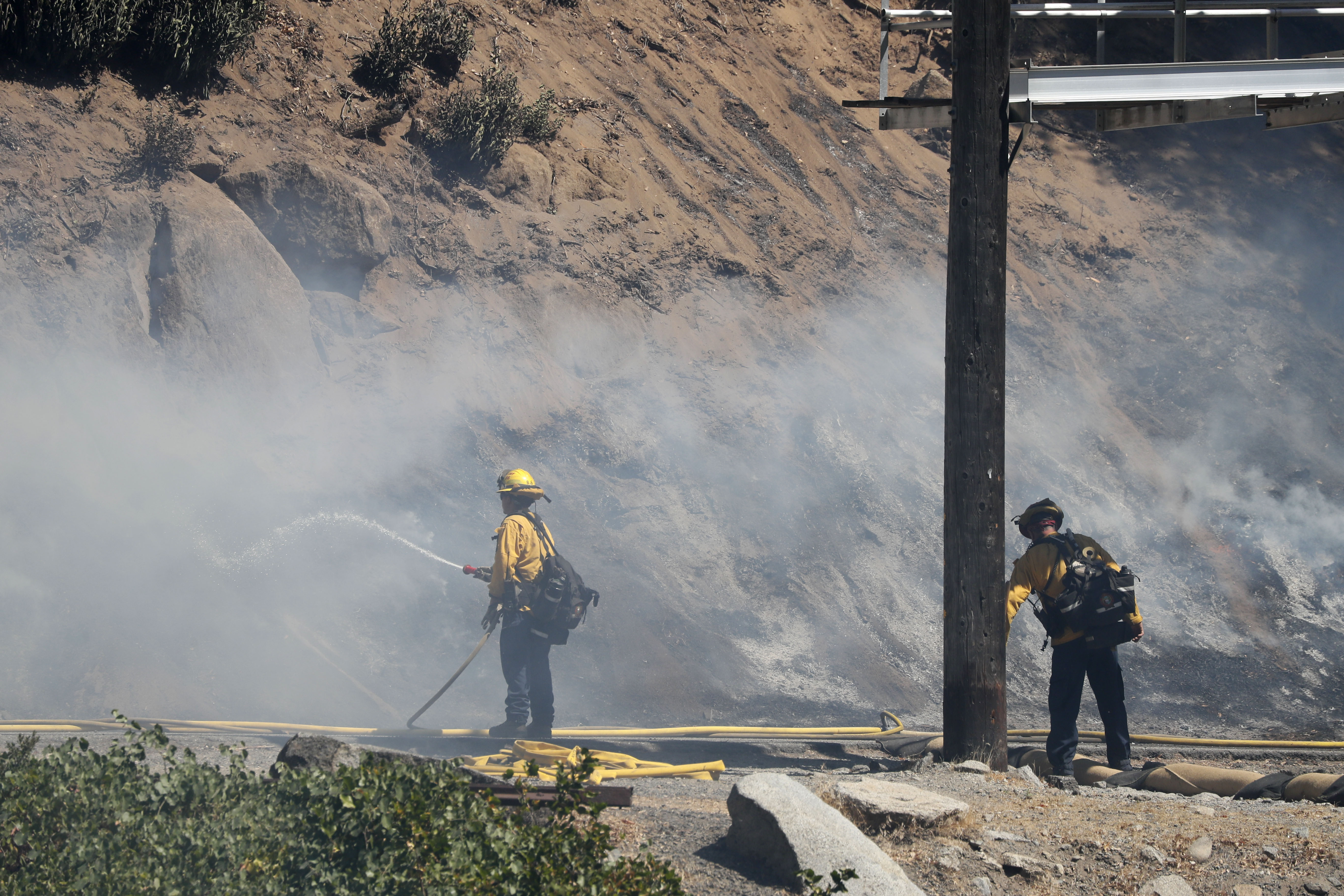 Incendiul uriaș din California creează propriul climat. Cu ce se luptă peste 5.400 de pompieri americani