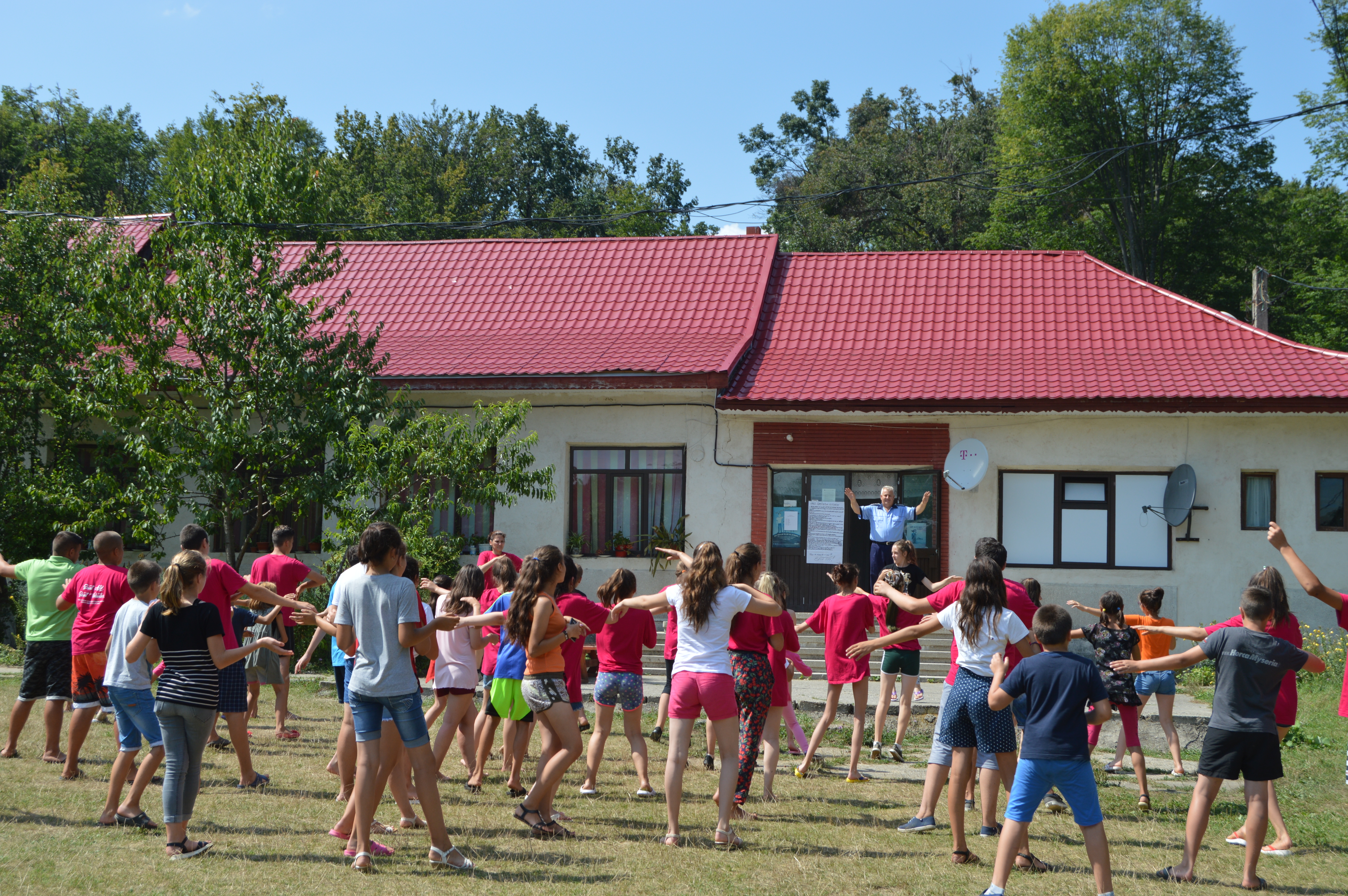 FOTOREPORTAJ: De la gârla din fundul curții la piscină cu tobogane. 600 de copiii din Vaslui văd prima oară un oraș