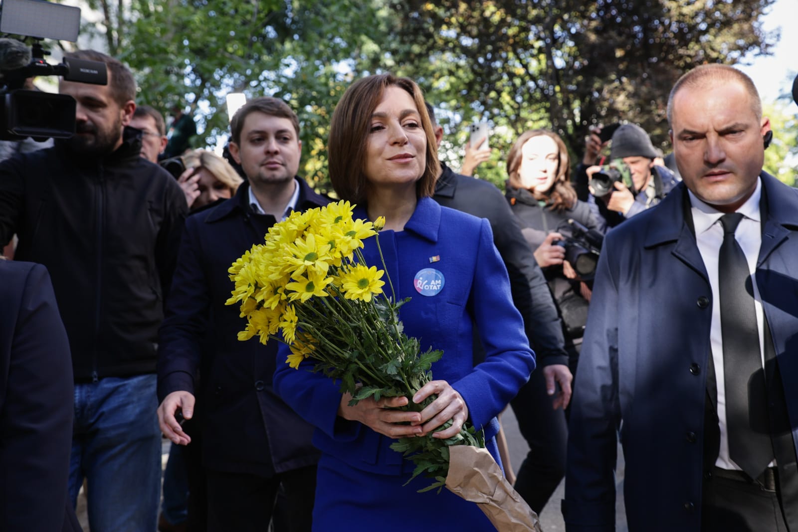 Ținuta purtată de Maia Sandu în ziua alegerilor parlamentare din Republica Moldova. Semnificația culorii alese de președintă