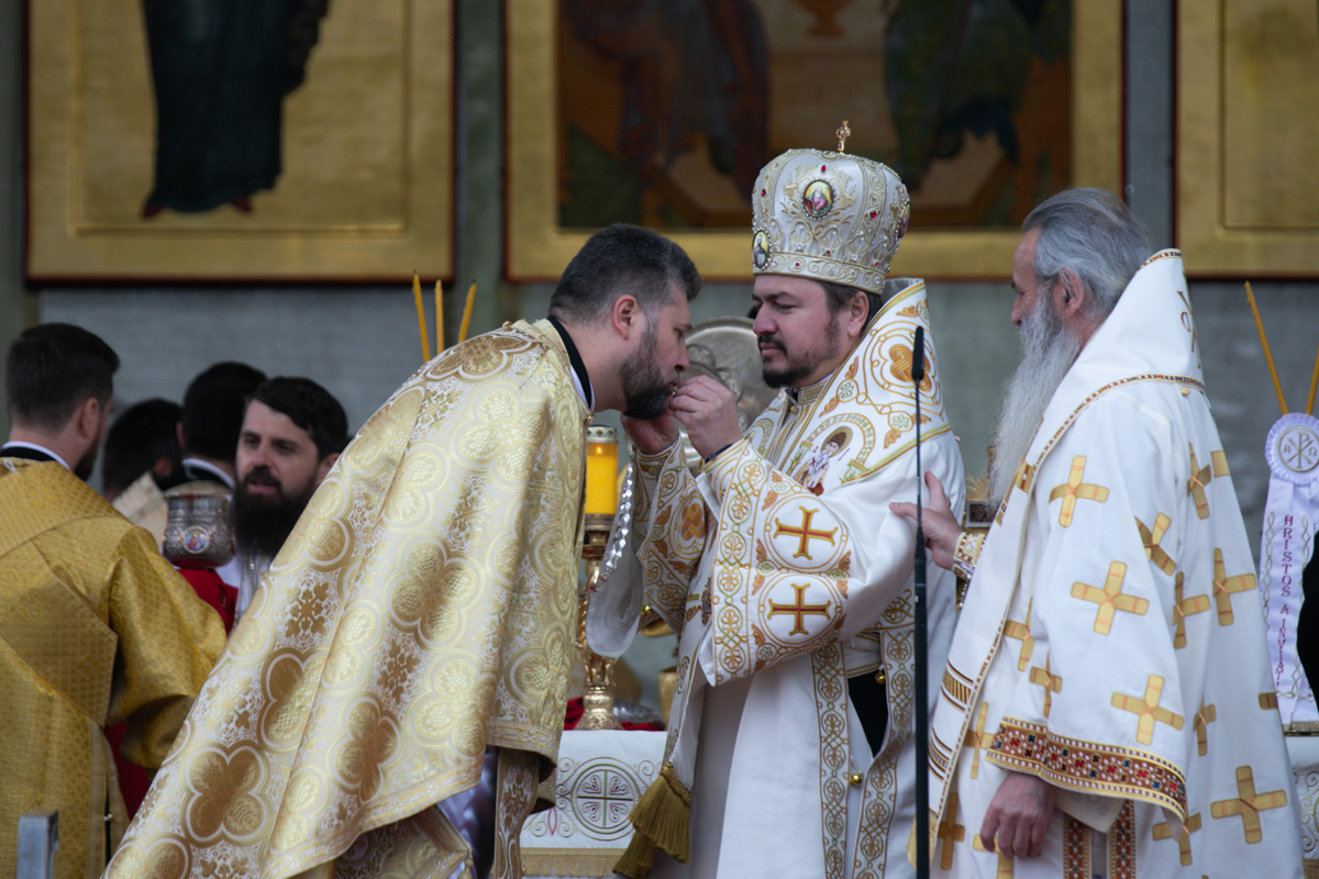 Fața mai puțin știută a Bisericii. Ei sunt preoții care au ajutat zeci de mii de oameni la vămile cu Ucraina și în Odesa. „Nici în mare nu sunt atâtea lacrimi ca în ochii refugiaților”