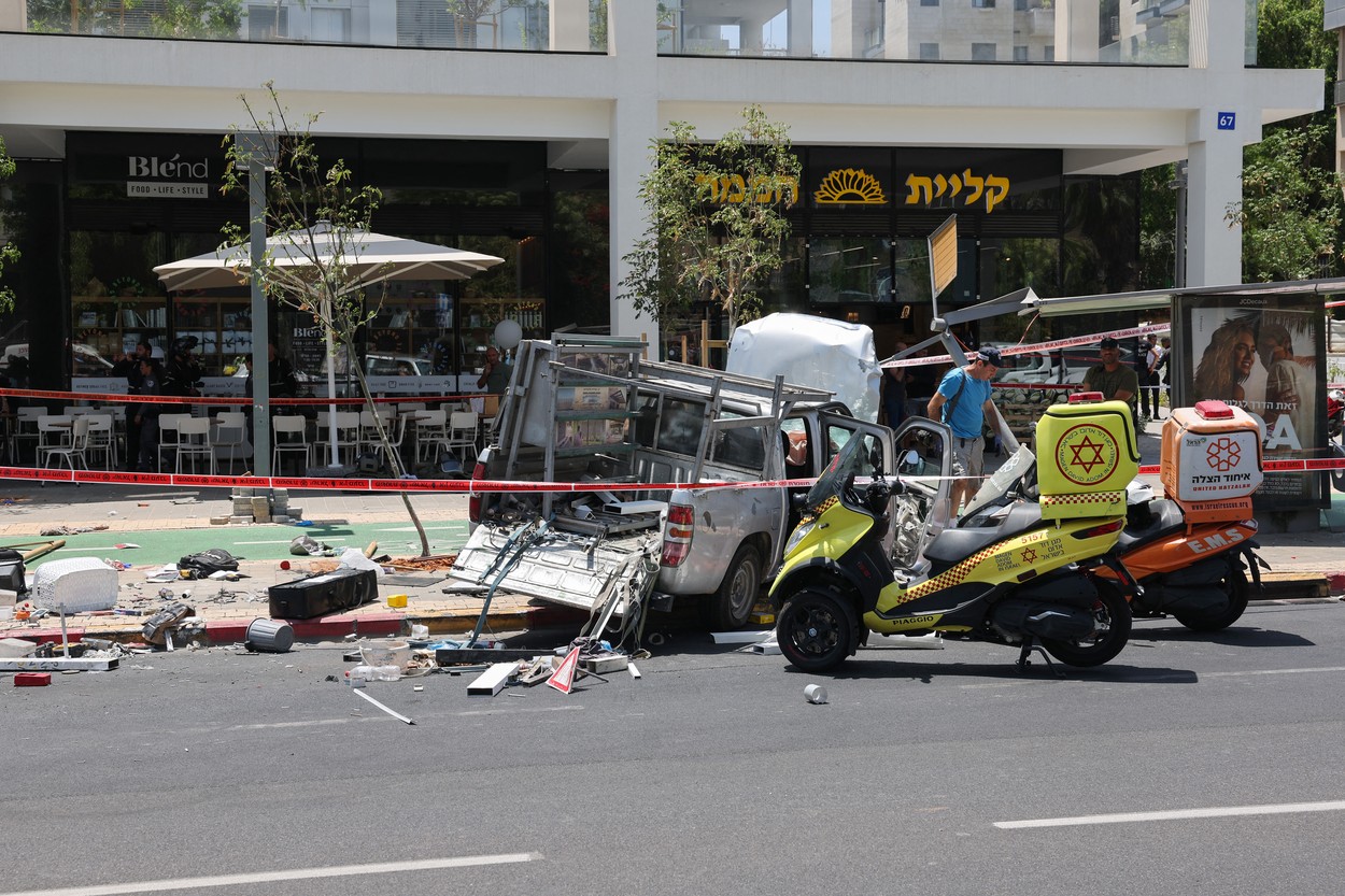 Atac terorist în Tel Aviv. Cel puțin 8 persoane, rănite după ce un atacator a intrat cu mașina în mulțime, apoi a înjunghiat un trecător