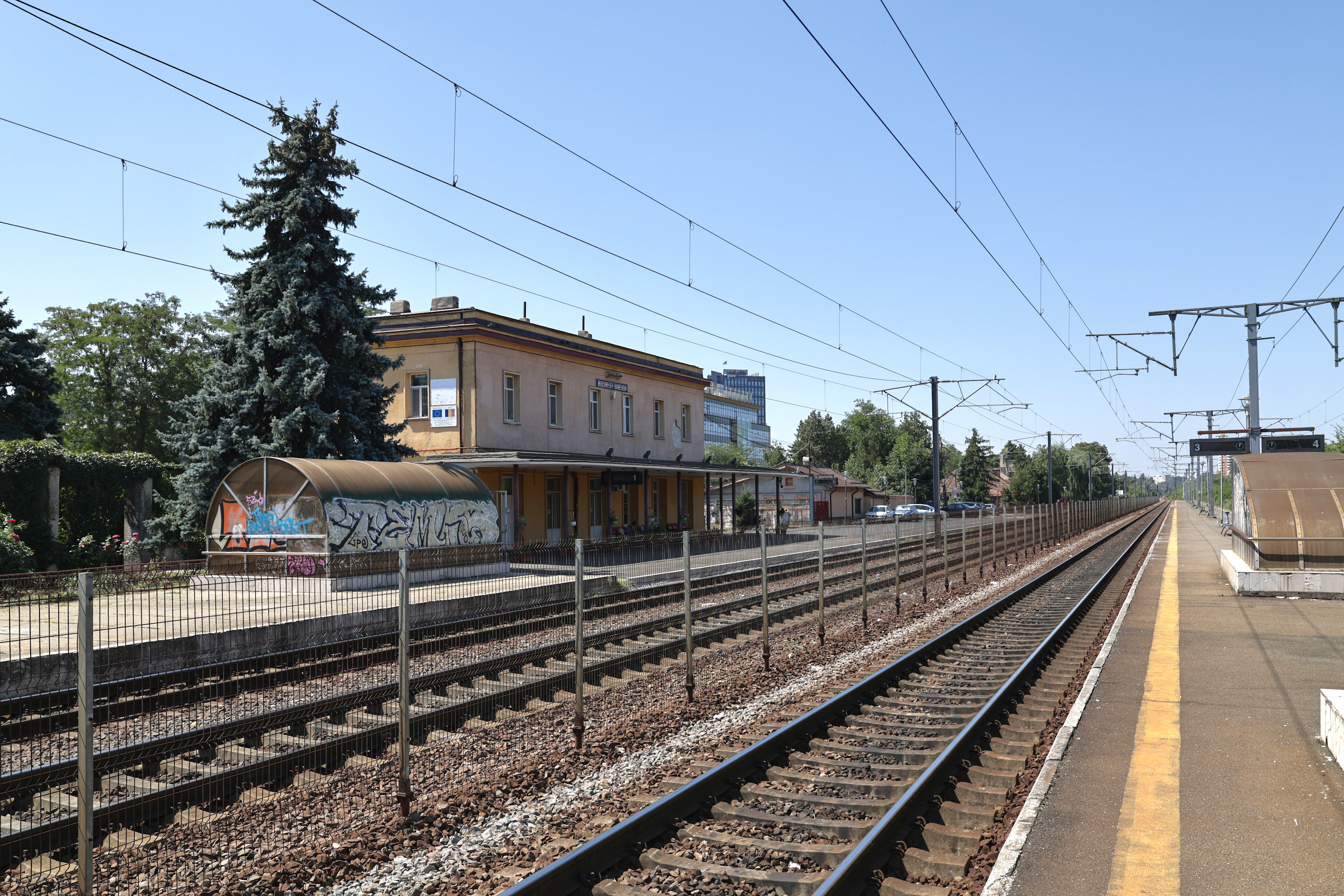 Între gloria regală și dezastrul de azi. Locul pe unde au trecut regii României a ajuns o haltă aproape pustie și distrusă de graffiti