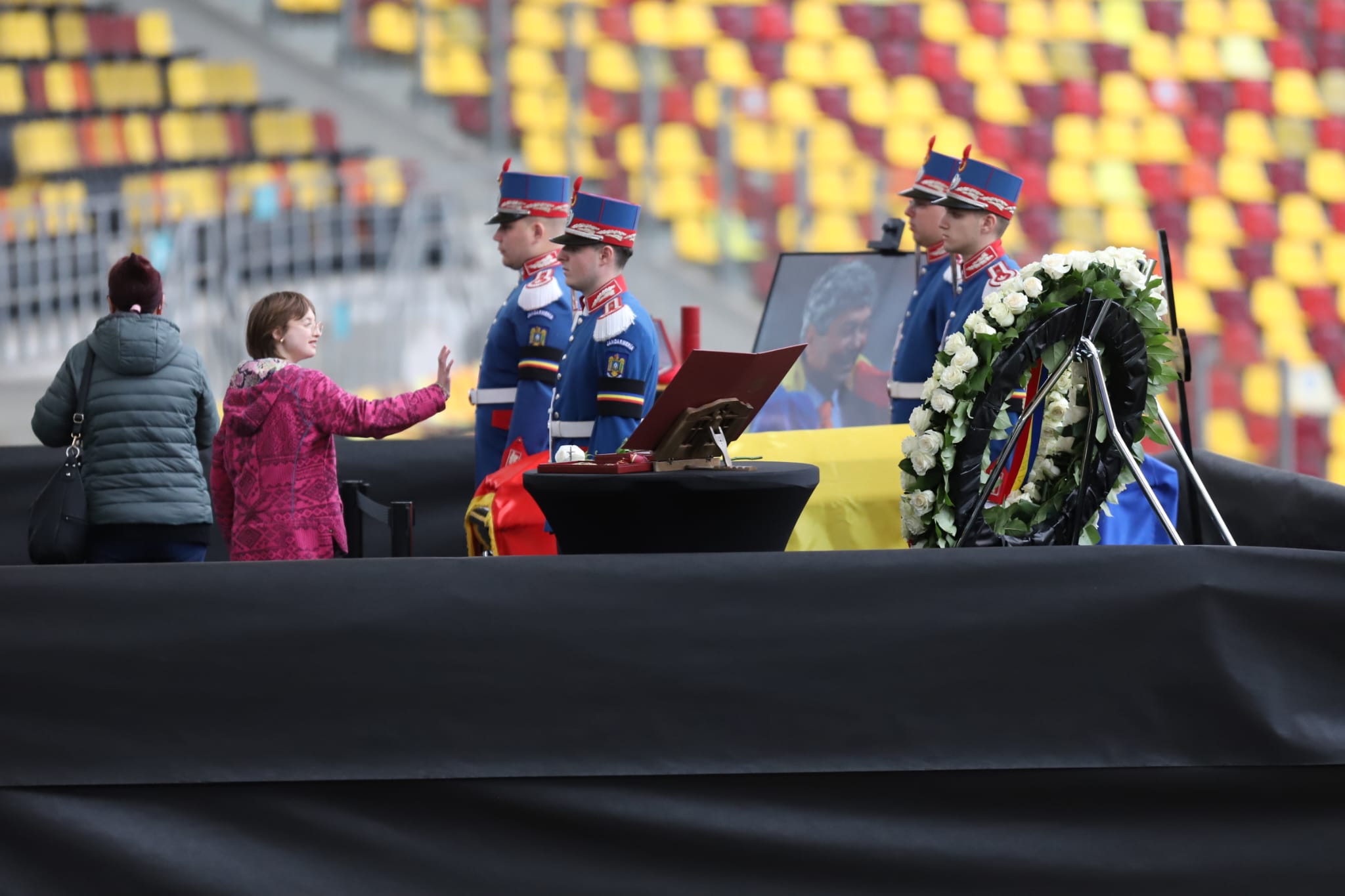 Livetext Mii de români își iau adio de la Mircea Lucescu la Arena Națională înainte de funeraliile cu onoruri militare / „Leucemia i-a provocat și grăbit sfârșitul”