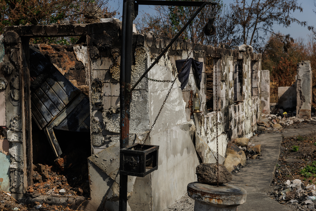 REPORTAJ. Crevedia, o lună după explozii. Și-a plâns caprele care au murit în suferință, iar acum, la 76 de ani, se acomodează cu viața în container: „E ca-n paradis, nu cade tavanul pe mine!”