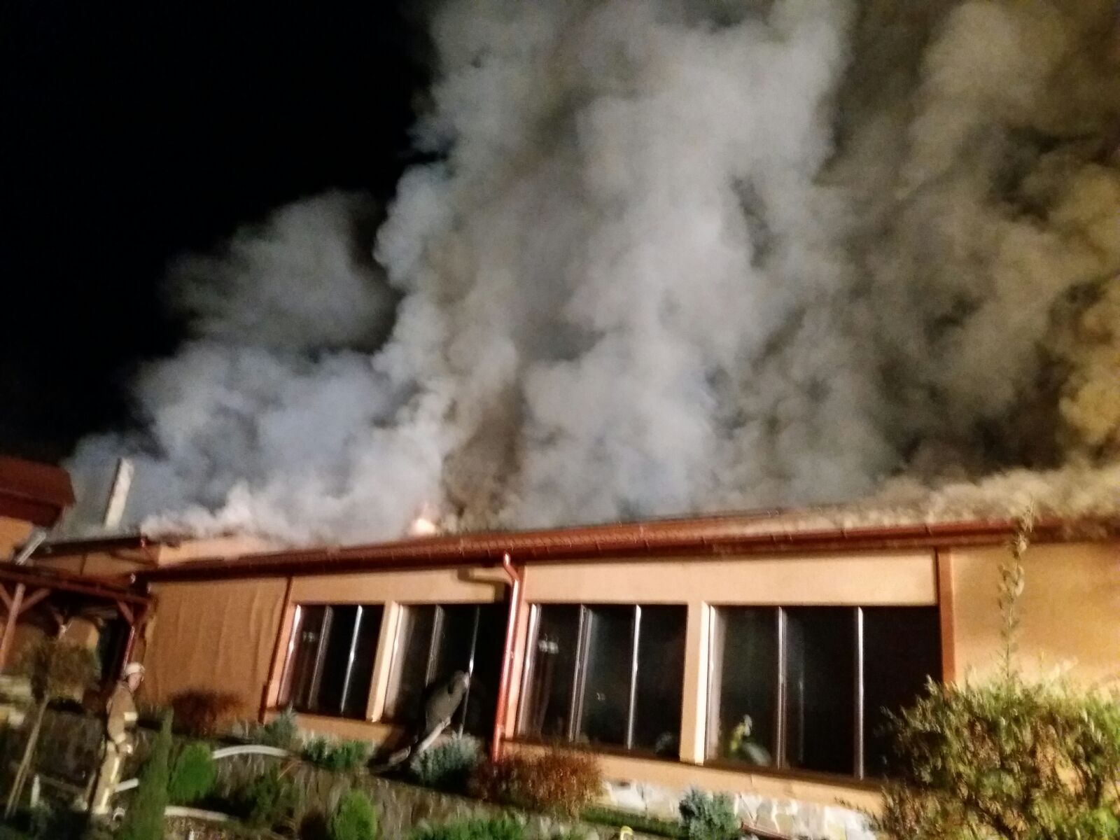 UPDATE: Incendiul de la un hotel din staţiunea Sovata a fost localizat. Focul a izbucnit în sauna unității, care a ars aproape în întregime| GALERIE FOTO