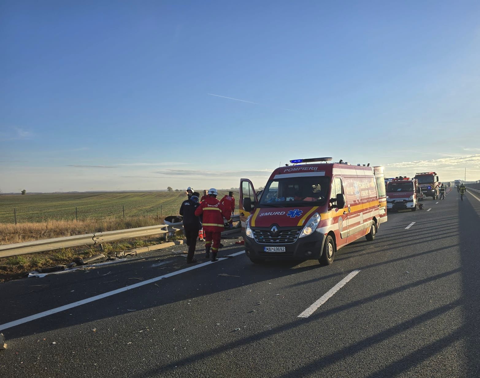 Un TIR s-a răsturnat după ce a lovit un microbuz, pe A1 Arad-Nădlac: cinci oameni au fost răniți