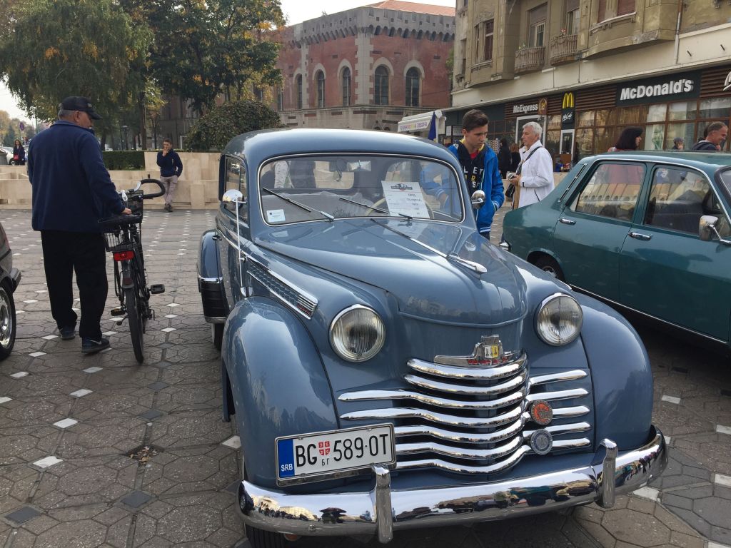 Mașina folosită de Robert Redford în filmul Havana, la Timișoara. E o replică, dar bijuteria a făcut furori printre iubitorii de mașini de epocă