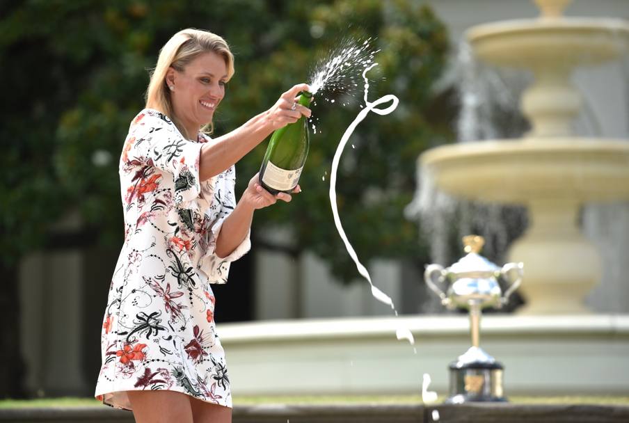 Kerber, eroina Germaniei, s-a aruncat în râu, de bucurie / VIDEO
