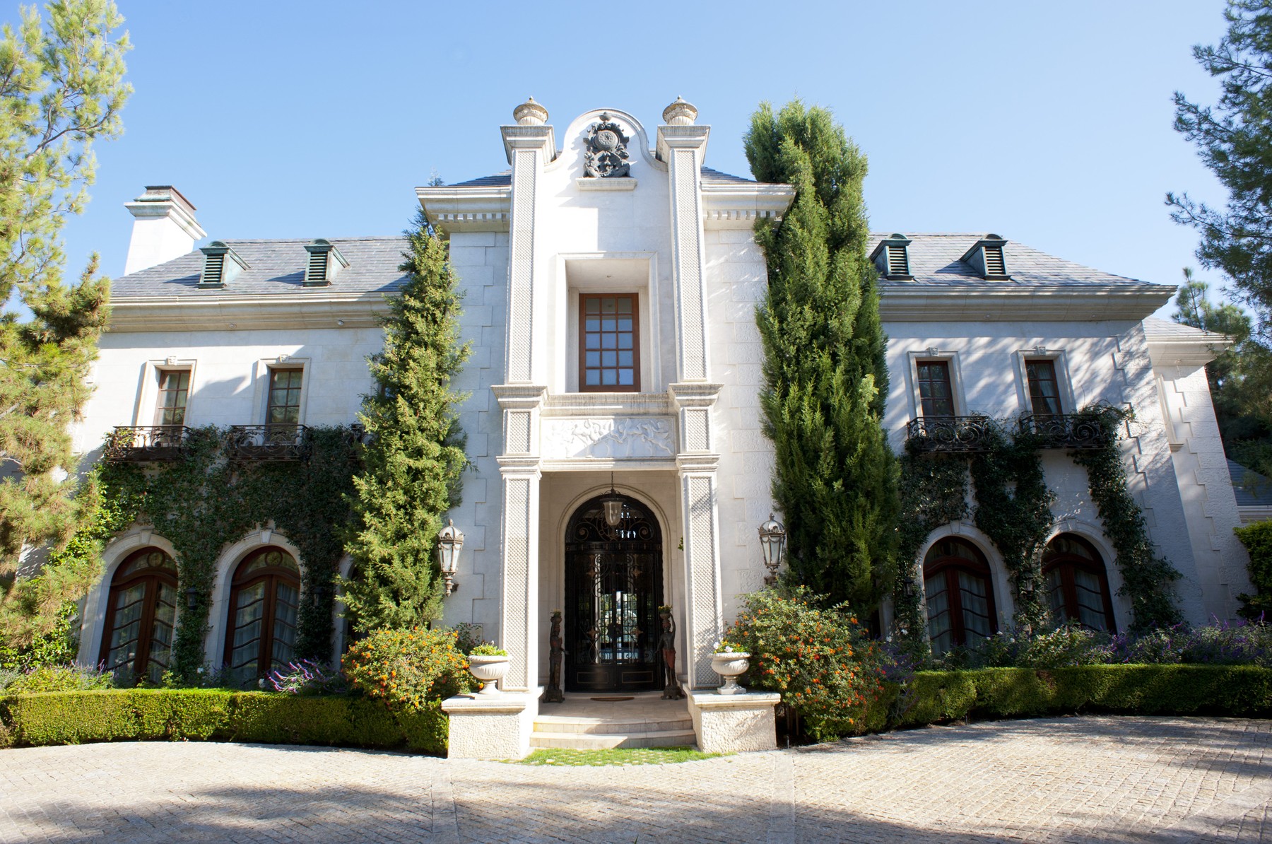 Cum arăta casa în care a murit Michael Jackson. Imagini din dormitor: Ce au găsit anchetatorii lângă patul artistului