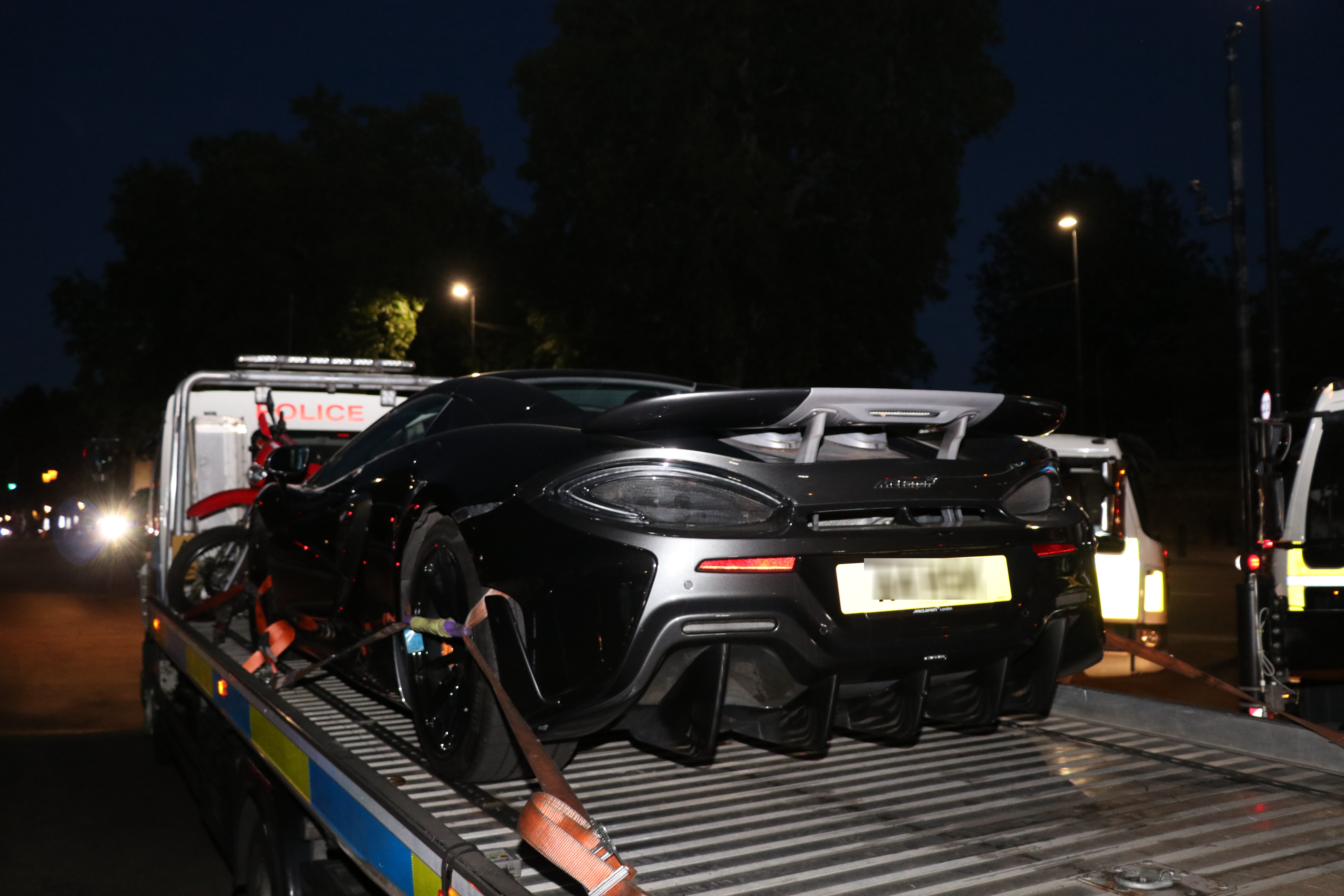 Un polițist a condus un Ferrari extrem de rar, confiscat în trafic, și a fost în culmea fericirii: „Cea mai bună zi din cariera lui”