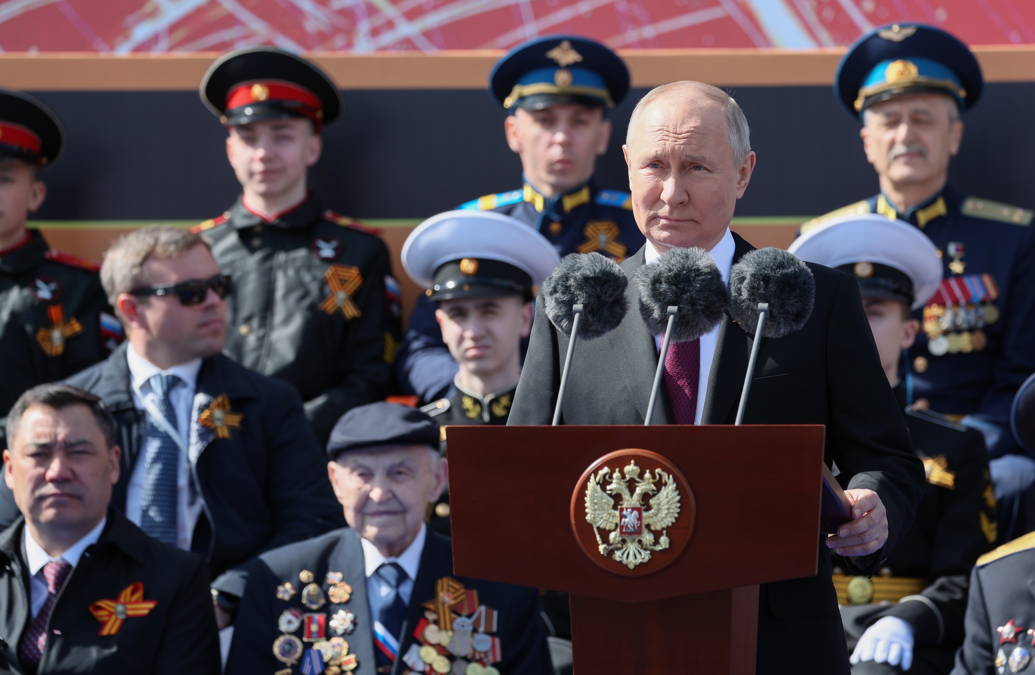 Cine sunt „veteranii” care au stat alături de Putin la parada de Ziua Victoriei: foști agenți secreți sovietici, și nu soldați din cel de-Al Doilea Război Mondial