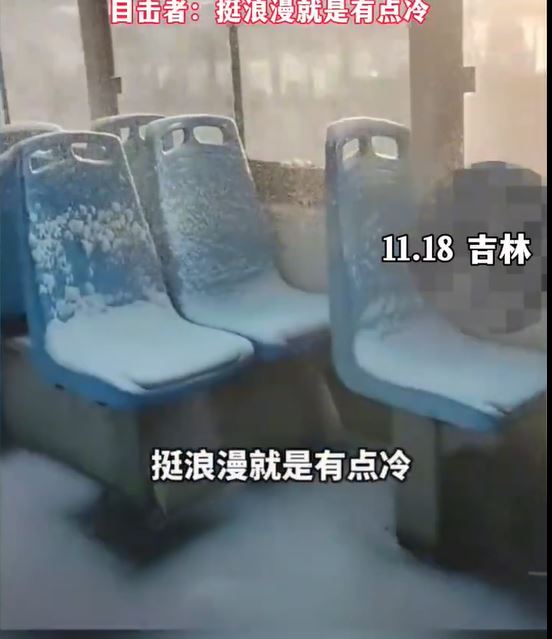 Imagini dintr-un autobuz în care ninge, în China. Autorități: „Era un pic cam vechi”. Călător: „A fost rece, dar destul de romantic”