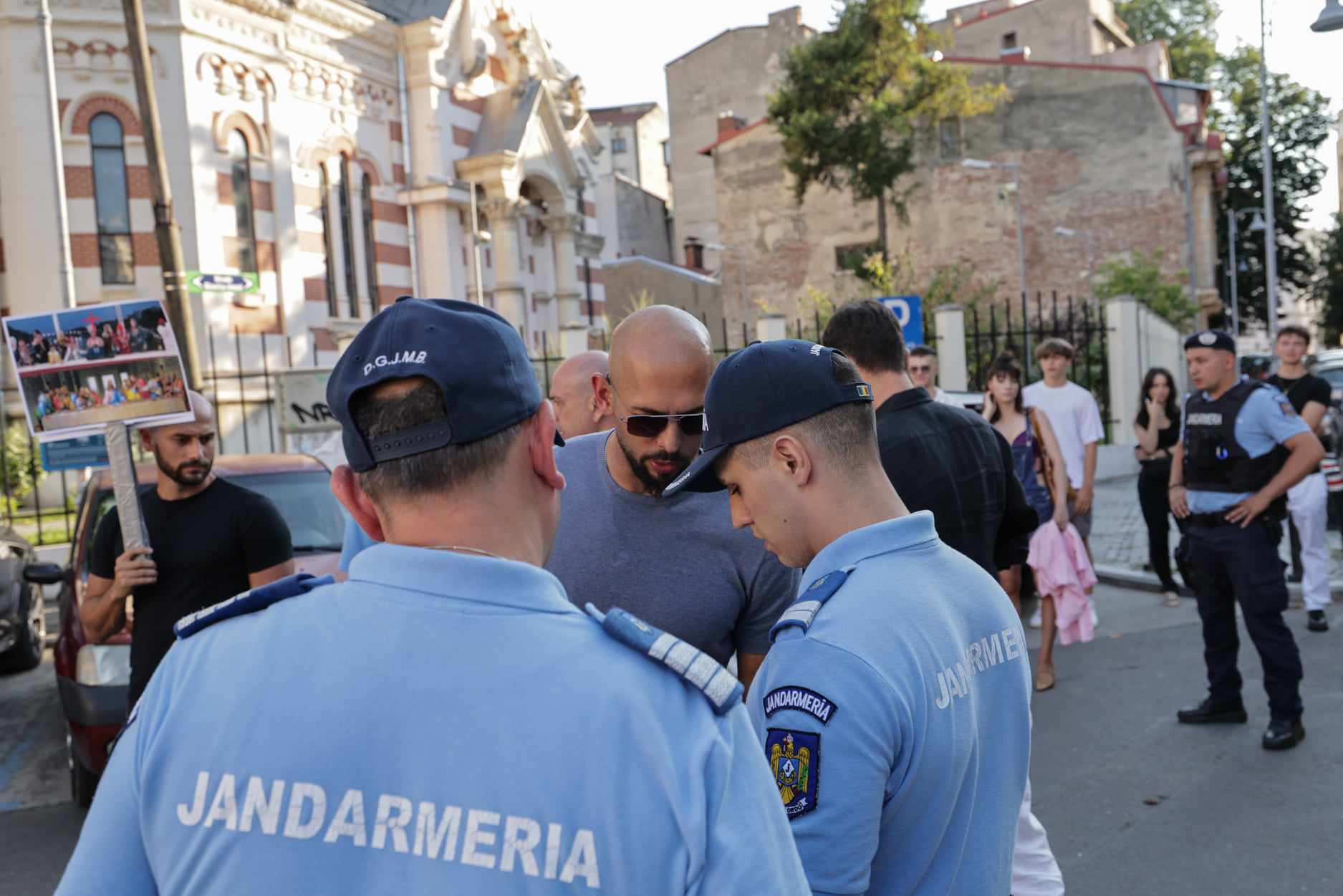 Frații Tate, judecați pentru viol și trafic de persoane, protest în fața Ambasadei Franței pentru „susținerea creștinismului”. Ce i-a deranjat?