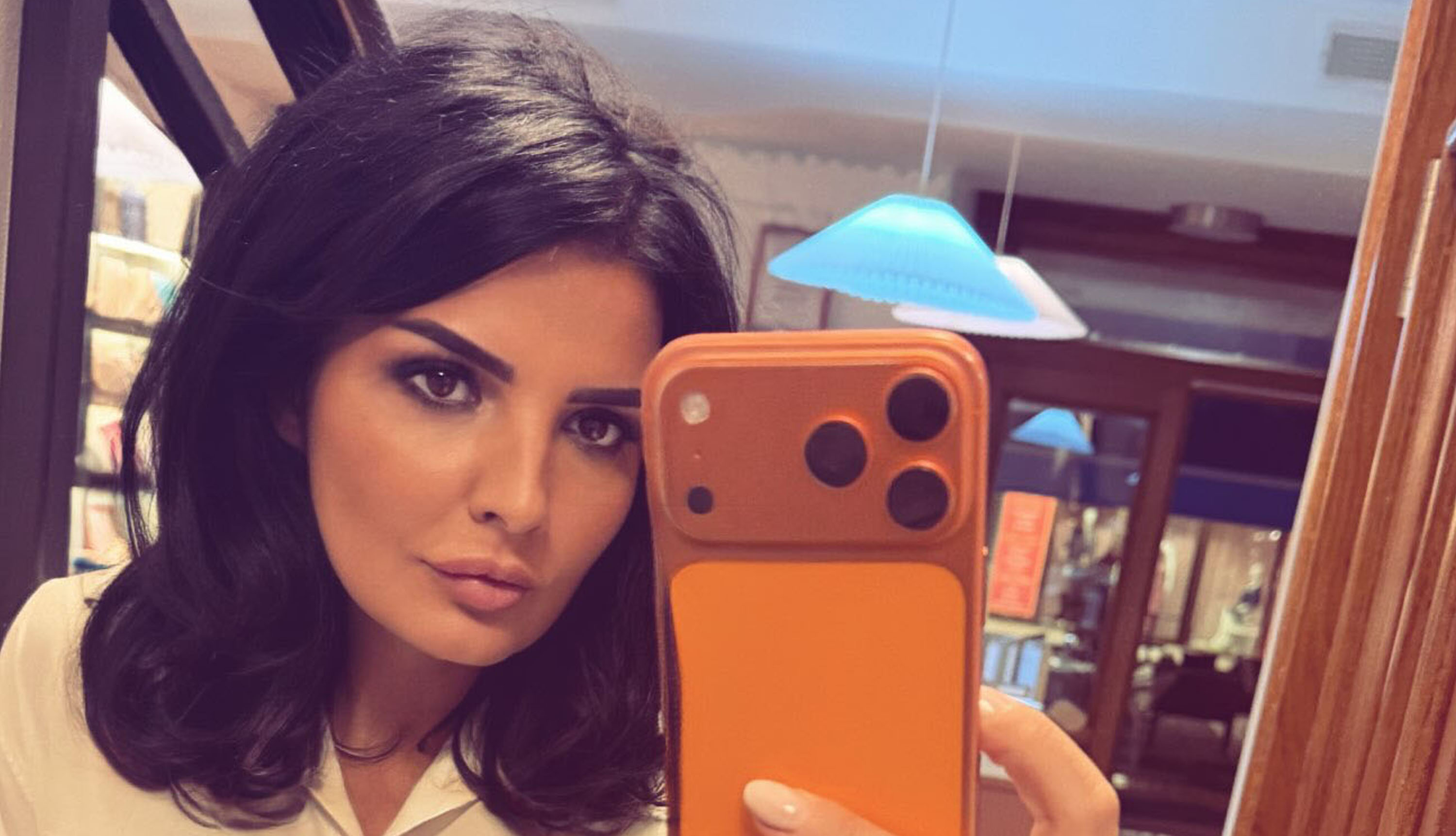 MILENA POPOVIĆ U POCEPANIM FARMERKAMA POZIRA Ispod bele košulje joj se nazire i brusthalter: Usijala mreže urbanim stajlingom