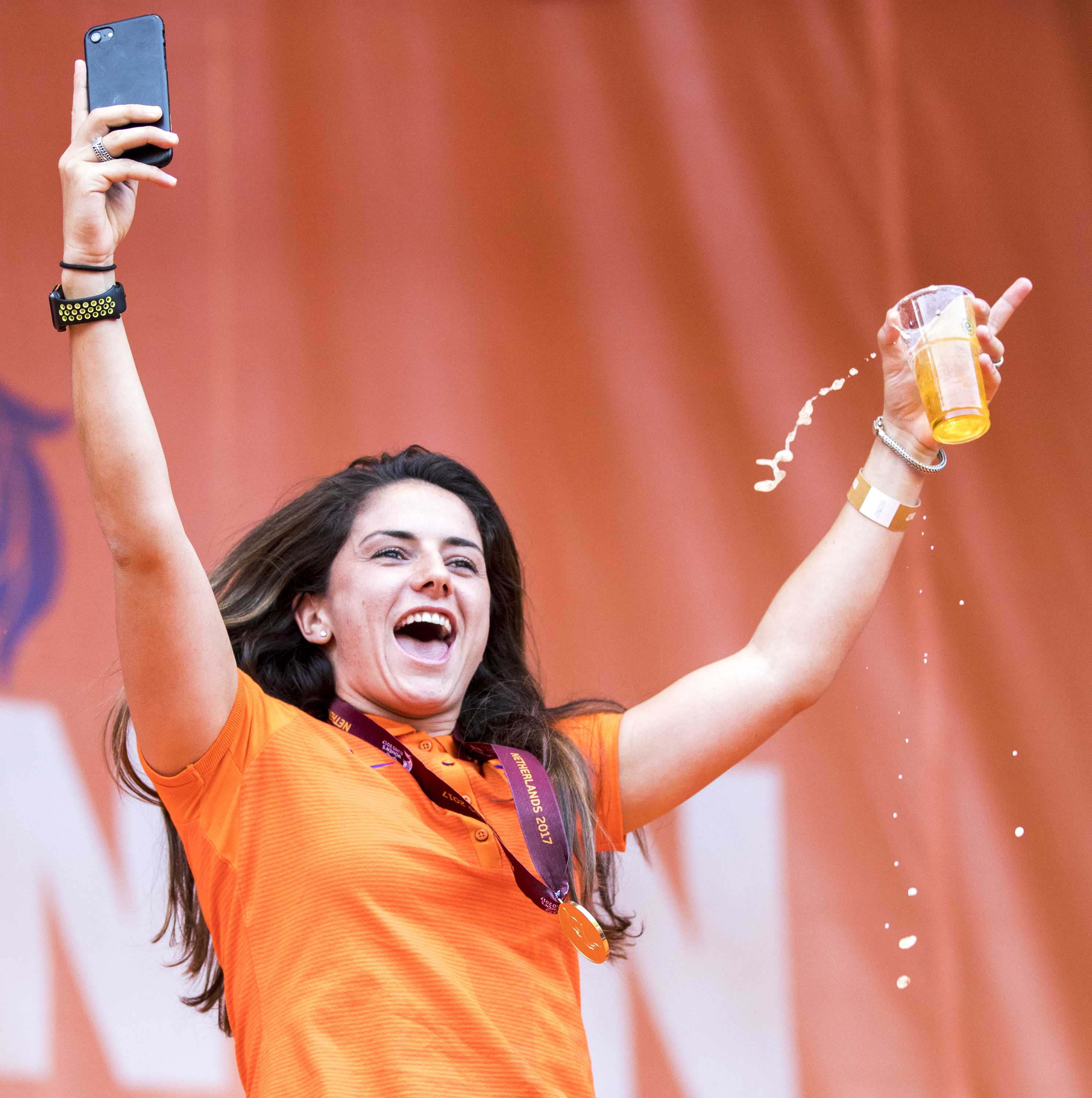 Naționala feminină de fotbal a Olandei a fost primită de mii de fani după ce a câștigat Euro 2017 / GALERIE FOTO&VIDEO