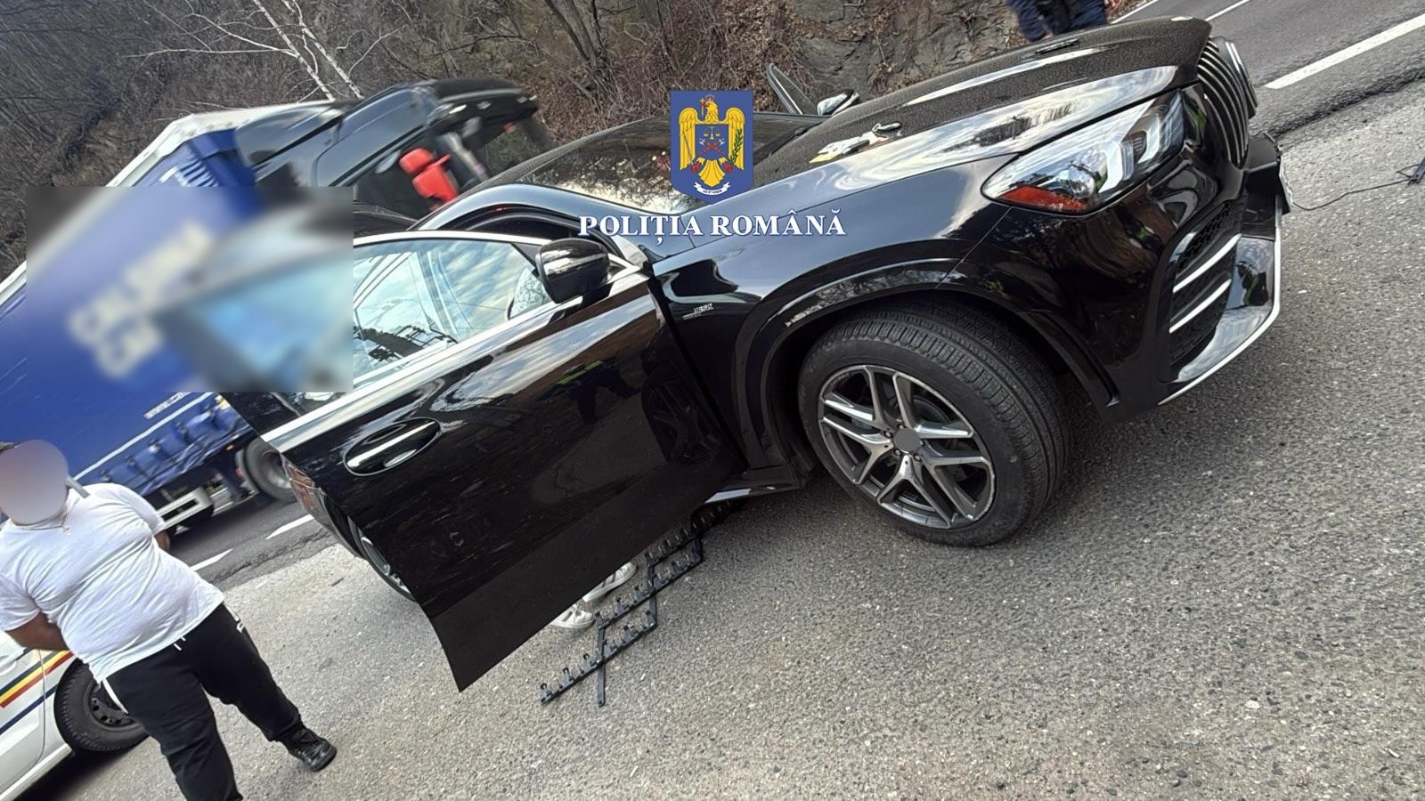 Șofer cu Mercedes, oprit pe Valea Oltului după ce polițiștii i-au spart cauciucurile cu dispozitivul Spike