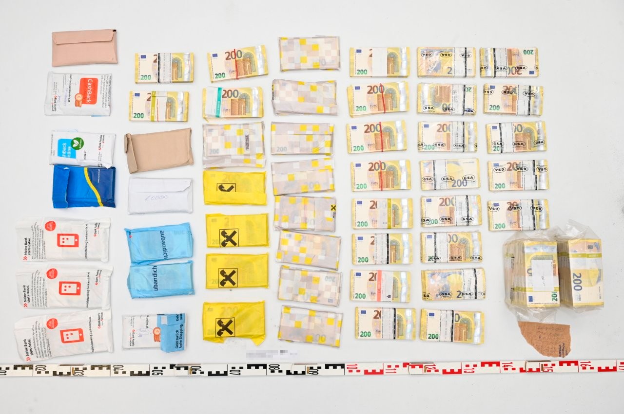 Ghicitoarea Mariana a păcălit o femeie să-i dea 730.000 de euro cash, după ce i-a prezis moartea. Acum e căutată în toată Europa