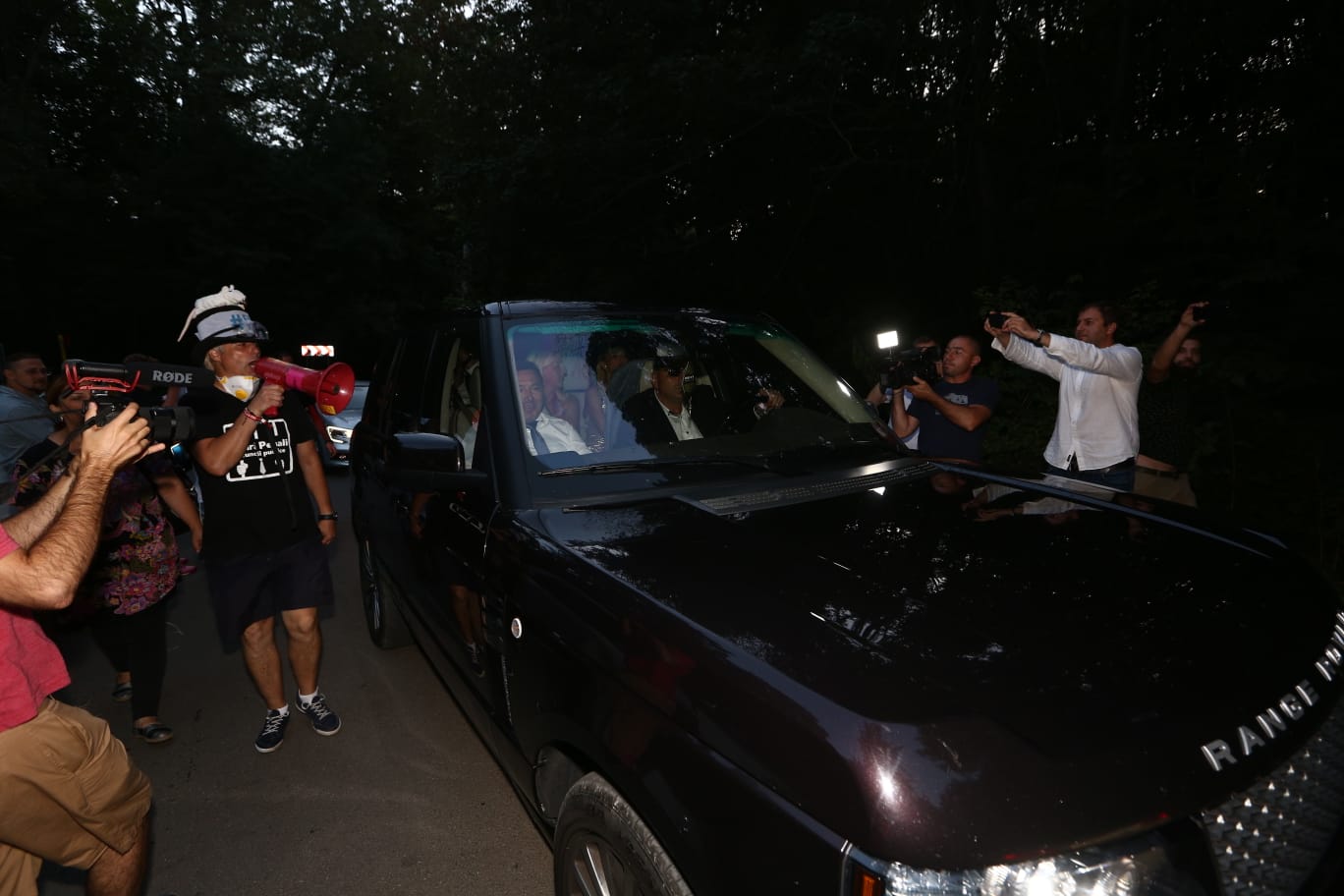 FOTO. Scandal la nunta fiului lui Liviu Dragnea, de la Palatul Snagov; Protestatarii blochează mașinile invitaților și strigă lozinci anti-PSD