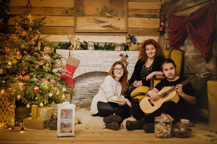 REPORTAJ/ O artistă a transformat dorul de copilărie într-o afacere de succes. Viorica Șerbănoiu pictează globuri cu suflet (FOTO)