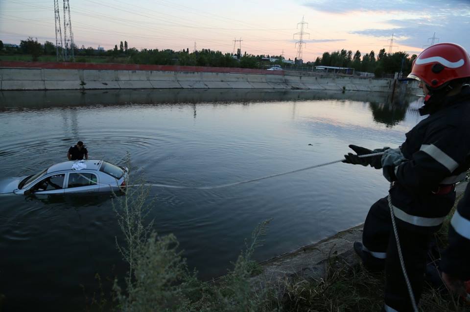 O mașină a căzut în Dâmbovița din cauza vitezei excesive