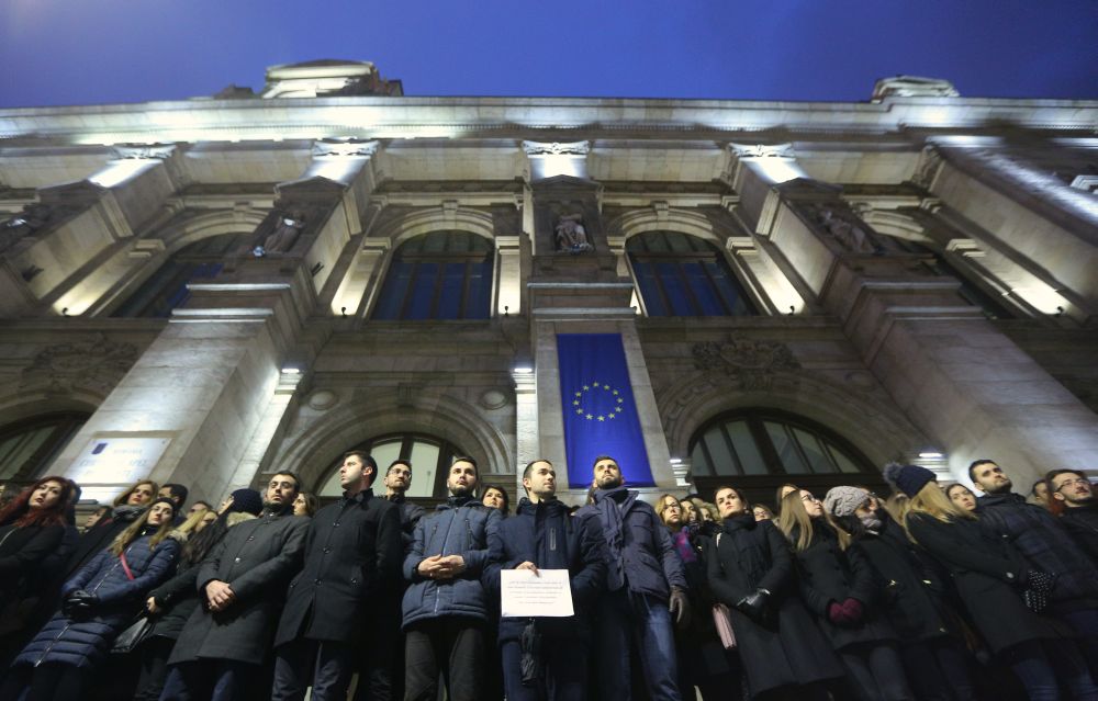 FOTO&VIDEO/ Sute de magistrați au protestat la Curtea de Apel București