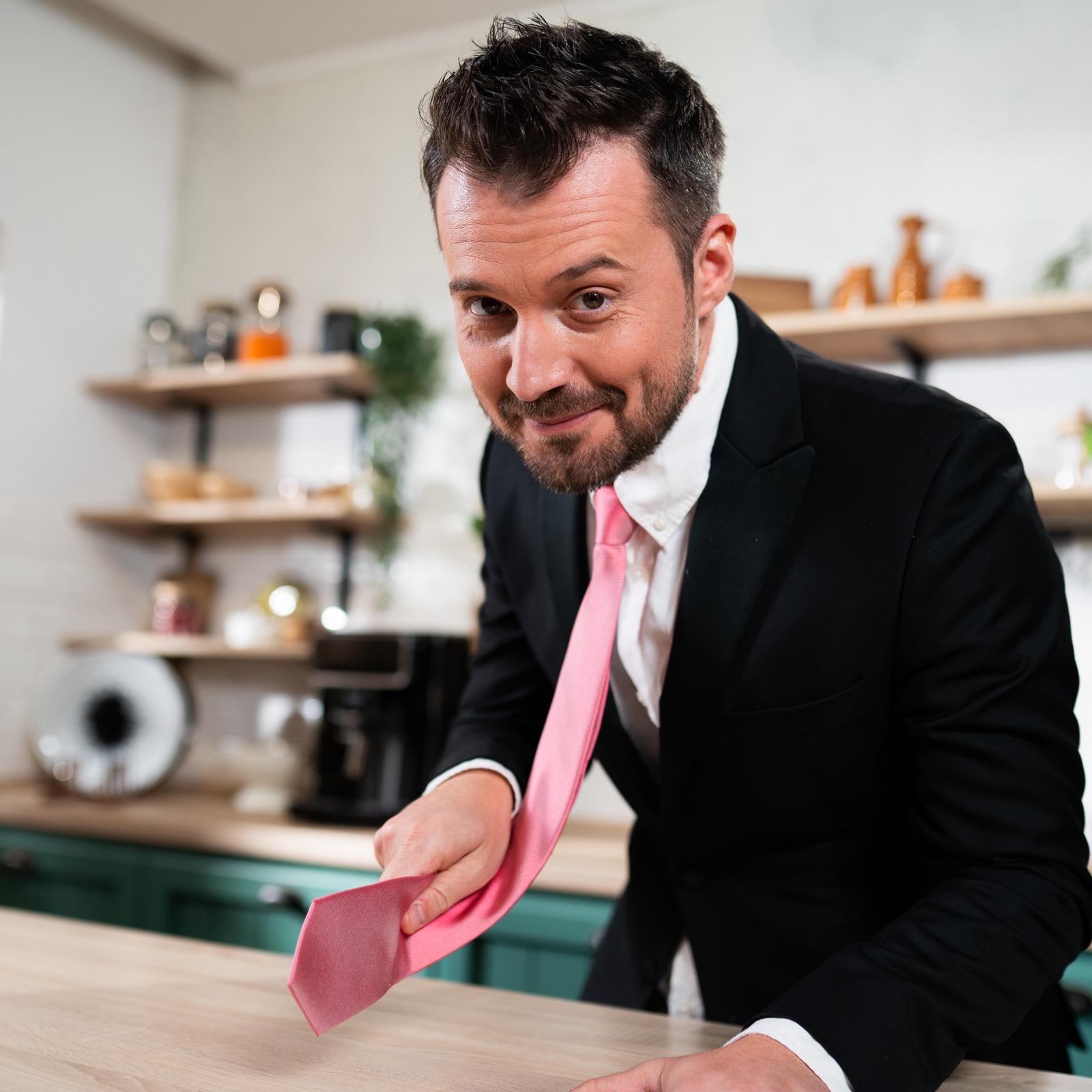 „Meniu de vedetă” revine la Antena Stars cu o serie specială. Unde va găti chef Horia Manea: „Pe urmele condimentelor și mâncării bune”