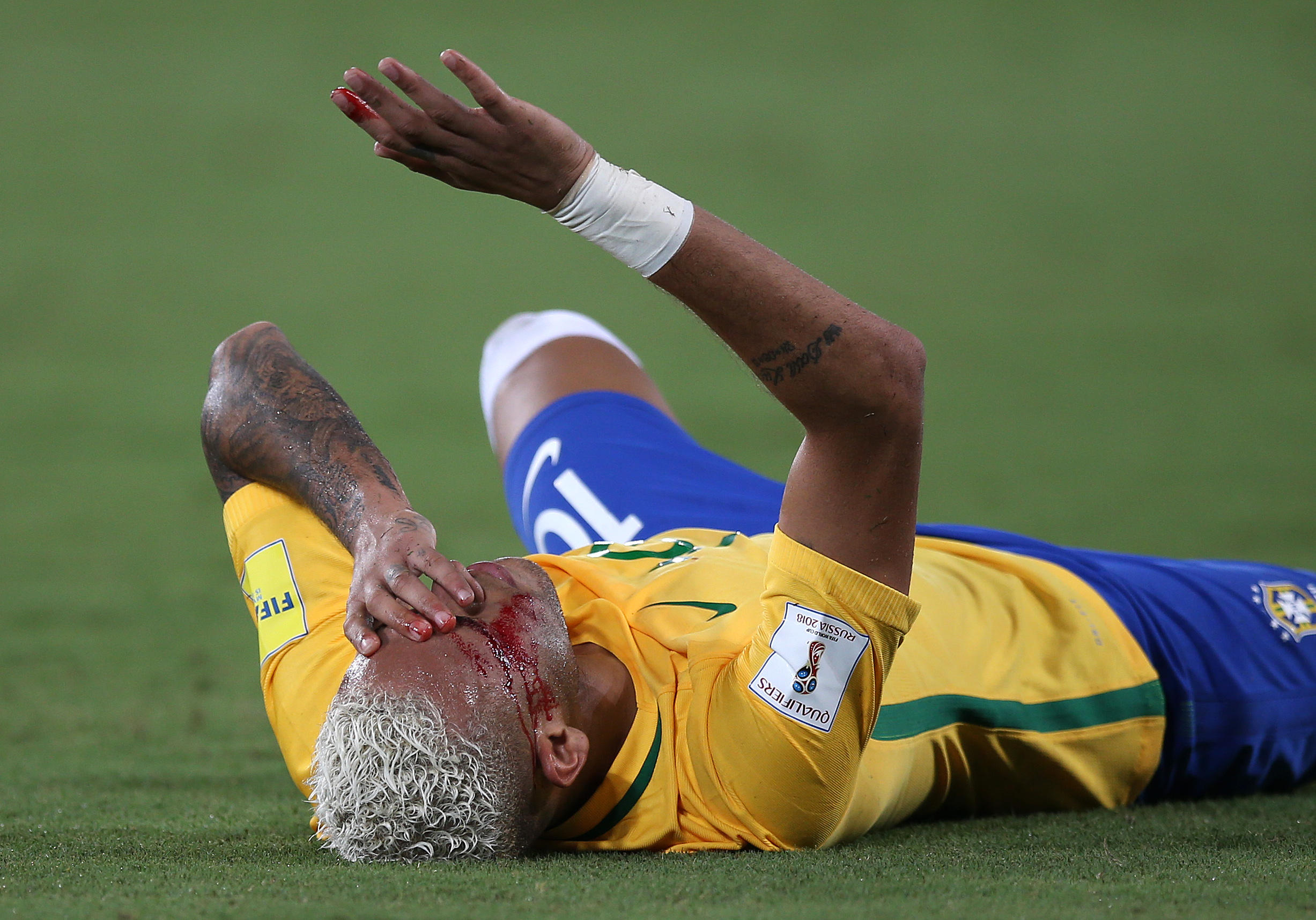 Neymar a plătit cu sânge golul 300. Un bolivian i-a spart fața starului Barcelonei cu un procedeu de MMA / GALERIE FOTO&VIDEO