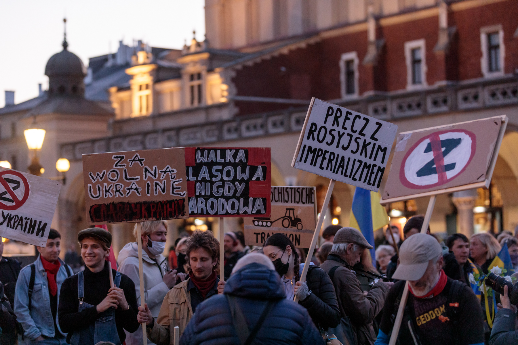 REPORTAJ. Considerați „hienele Europei” de presa rusă, care-i amenință, ca pe ucraineni, cu „denazificarea”, polonezii strigă „Ce-i cu cârpa din balcon?!” în fața steagului consulatului rus