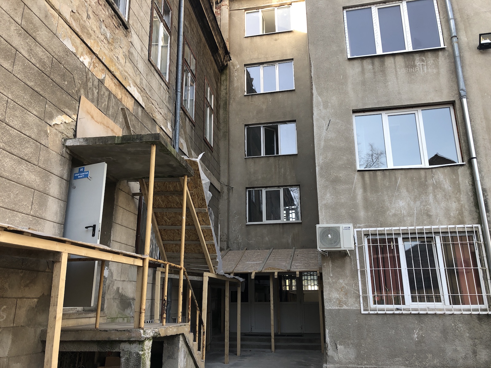 Peste 500 de elevi învață într-o școală fără acoperiș, în Timișoara. Clădirea distrusă de o furtună, în septembrie 2017, nu a fost reparată nici până acum!
