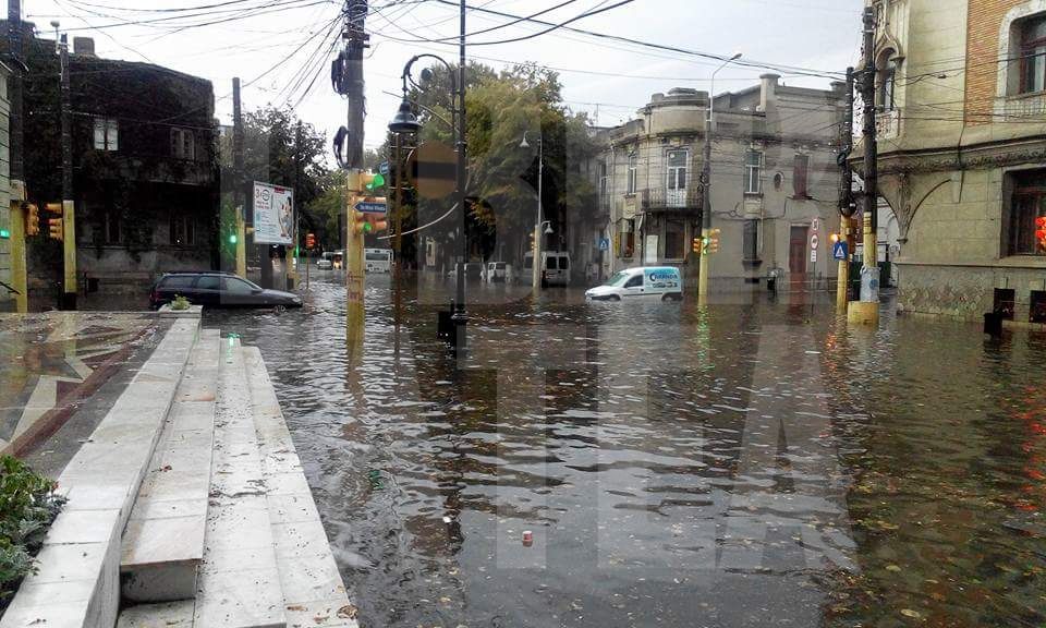 UPDATE / Inundații la Constanța. O macara de câteva tone, doborâtă de vânt. Potop și în alte orașe