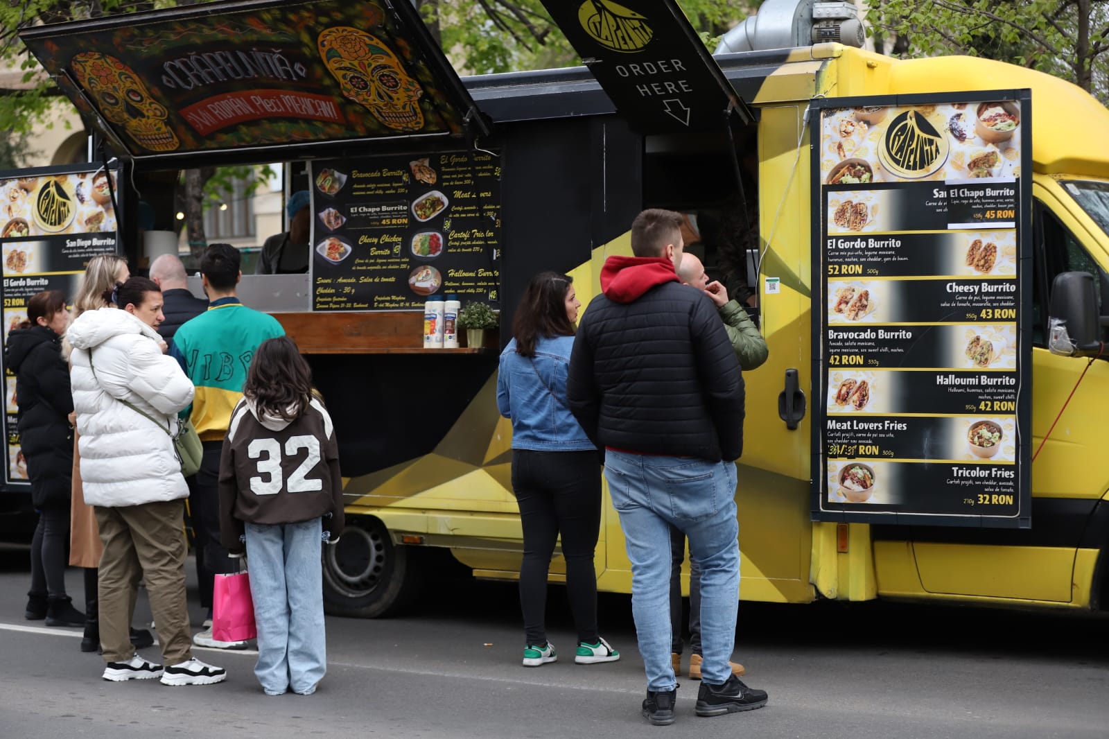 Bucharest Street Food Festival a început. Ce găsiți pe Bulevardul Kiseleff: de la burgeri la paella, plus dulciuri pentru toate gusturile