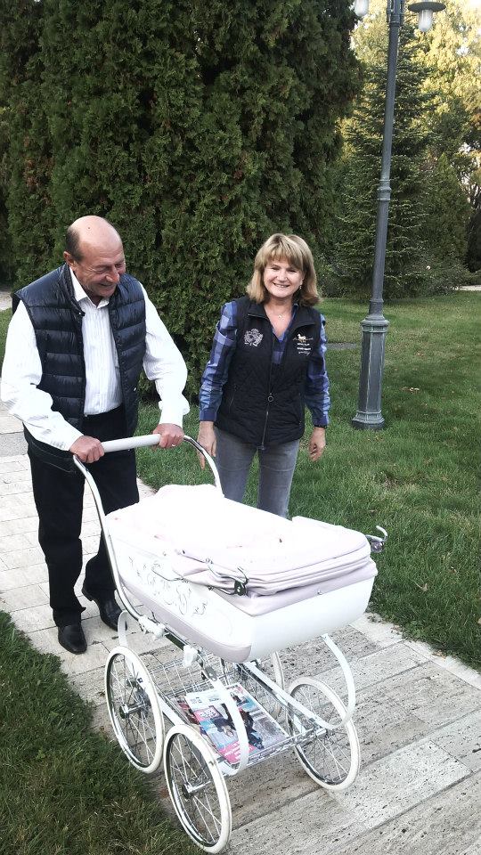 GALERIE FOTO/ Cum se îmbracă bărbaţii din politică. Klaus Iohannis este obsedat de cravata albastră, Eugen Teodorovici îşi pune iniţialele pe cămăşi